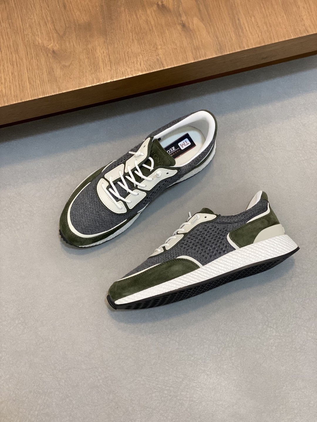 ZZegna/Zegna actualización única original Piuma en italiano se refiere a la "pluma", destacando plen