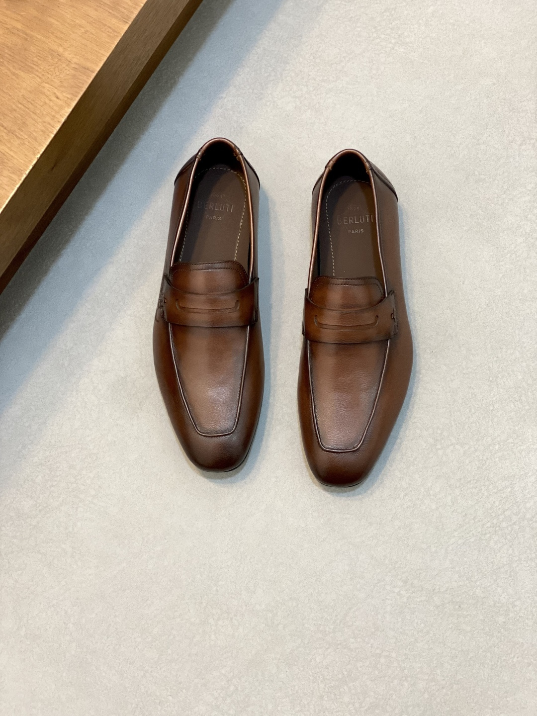 NO:341104,Berluti Lorenzo Drive Camoscio Loafers The colorful summer of gentlemen. Use Berluti to open the leisurely and easy to wear without losing classic taste. This is the reason why contemporary gentlemen love loafers. The RAKE recently found a perfect summer shoe that loafers cannot be missed in the spring and summer series of Berluti, a famous shoe in Paris. Loafers. 39-43 (38, 45 customized), Berluti, loafers19860909Berluti布鲁提Lorenzo Drive Camoscio乐福鞋 绅士的缤纷夏季 用 Berluti打开∞闲适易穿又不失经典品位,是当代绅士对乐福鞋爱不释“脚”的原因.THE RAKE近期在巴黎制鞋名门 Berluti的春夏系列中,找到了一款乐福人士不可错过的终极夏鞋Lorenzo Drive. 码数39-43（38、45订做）,Berluti 布鲁提,loafers,Men's shoes