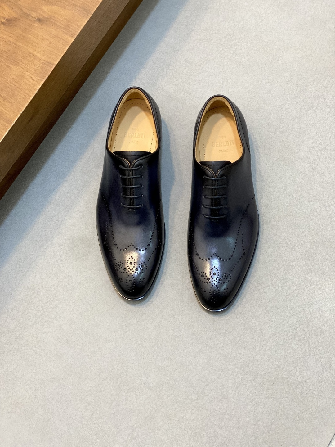 NO:341111,Berluti/Blue raised-end genuine leather outsole formal leather shoes, using imported cowhide upper, soft and stylish, hand-made color change, low-key luxury temperament, comfortable and breathable version, calf leather genuine leather footbed imported genuine leather soles, showing extraordinary attitude Full set of counter original packaging size39-44 (45 customized), Berluti, cowhide, Leather soles19860909Berluti/布鲁提高端真皮大底正装皮鞋,采用进口牛皮鞋面 柔软有型,手工改色工艺,低调奢华气质,舒适透气版型,小牛皮真皮垫脚 进口真皮大底,彰显不凡态度 全套专柜原包装 size39-44（45定制）,Berluti 布鲁提,cowhide,Leather soles,Men's shoes