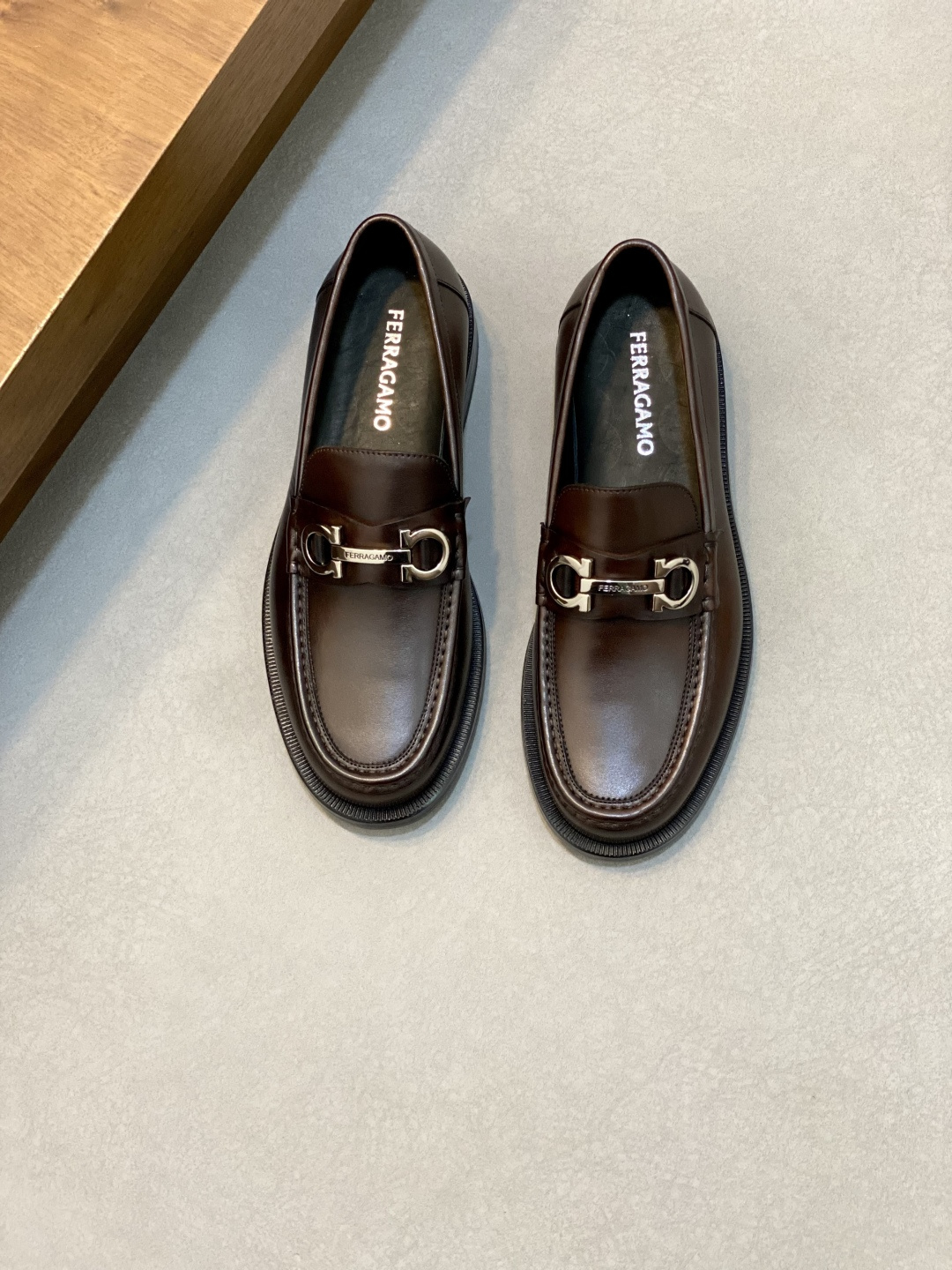 NO:341117,Ferragamo high-end genuine leather outsole formal leather shoes, using imported cowhide uppers, soft and stylish, hand-made color change, low-key luxury temperament, comfortable and breathable version, calfskin genuine leather footbeds, imported leather outsole, showing extraordinary attitude Full set of counter original packaging size39-44 (45 customization), Ferragamo leather shoes, ferragamo, cowhide, Leather soles19860909菲拉格慕高端真皮大底正装皮鞋,采用进口牛皮鞋面 柔软有型,手工改色工艺,低调奢华气质,舒适透气版型,小牛皮真皮垫脚 进口真皮大底,彰显不凡态度 全套专柜原包装 size39-44（45定制）,菲拉格慕 皮鞋,ferragamo,cowhide,Leather soles,Men's shoes