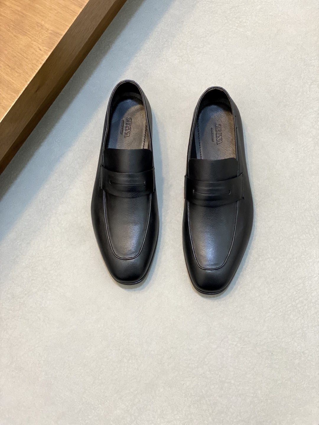 NO:341072,Zeg-L'Asola Loafer Flats L'Asola's tailored buttonhole details are inspired by the Zeg-L'Asola suit. This flat shoes are made of soft hand polished nappa leather, and are made of professional reverse stitching, which is very ingenious. It provides a comfortable and flexible wearing experience. It is paired with dark brown leather lining and exquisite leather outsole to highlight the exquisite style. Size 39-44, Zegna leather shoes, zegna, loafers, flats, business suit, Leather soles19860909杰尼亚新款更新 Zeg-L'Asola 乐福平底鞋L'Asola 的精裁扣眼细节灵感源自杰尼亚西装,同这款平底鞋以柔软的手工抛光纳帕皮精制而成,采用专业的反面缝合工艺,匠心十足.提供舒适灵便的穿着体验.搭配深棕色皮革衬里,精致的真皮大底,凸显精致格调.码数39-44,杰尼亚皮鞋,zegna,loafers,flats,business suit,Leather soles,Men's shoes