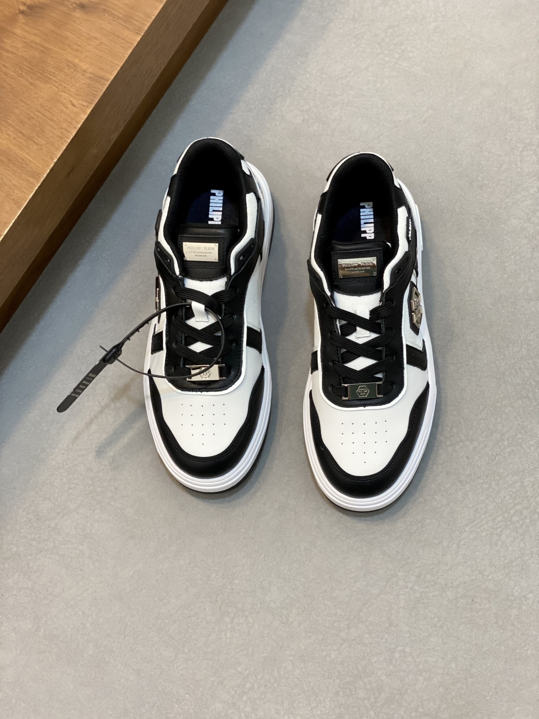 NO:346246,PHILIPP PLEIN-Philipp PLEIN, German trendy men's low-top shoes, cowhide upper design, upper leather and cowhide, breathable cloth inner lining. It looks good and matched. It has a super light sole, and the foot feels comfortable!  Size39-45 (38.46 customized), PHILIPP PLEIN,cowhide19860909PHILIPP PLEIN-菲利普普莱茵,德国潮牌男士低帮板鞋,牛皮鞋面设计,鞋面皮牛皮打造,透气布内里.好看好搭.超轻大底,脚感舒适！ Size39-45（38.46定做）,,PHILIPP PLEIN,cowhide,Men's shoes