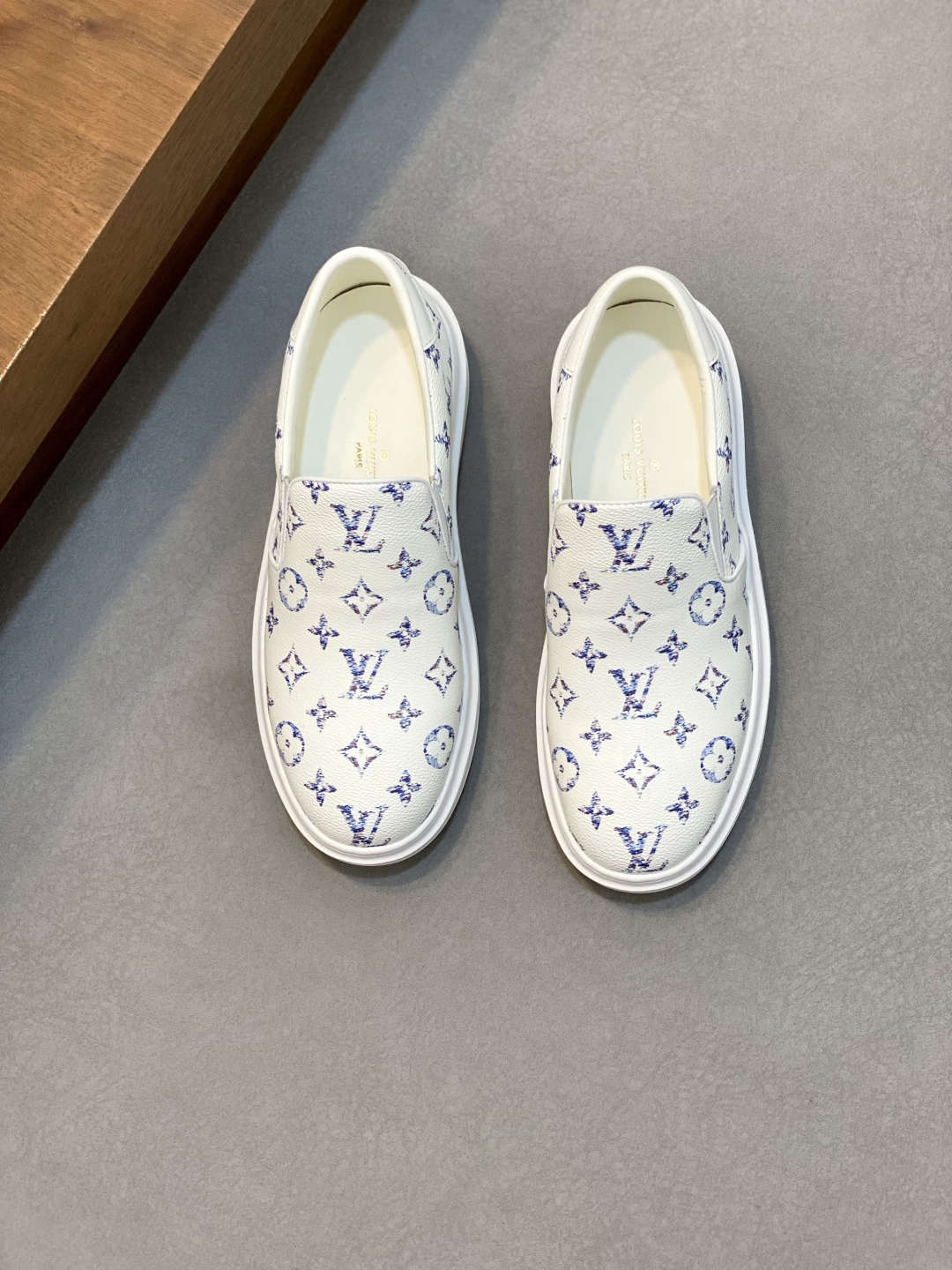 NO:348032,【Louis Vuitton】Louis Vuitton - High-end quality original single - upper imported calfskin, embossed brand logo - inner lining, cowhide inner lining - outsole ultra-light TPU foamed and molded sole - ultra-high quality control, fine workmanship highlighted (high-end, noble, grade) - Size 38-44 (45 can be customized),,louis vuitton,louis vuitton,cowhide19860909【Louis Vuitton】路易威登 -高端品质 原单 -鞋面意大利进口小牛皮、压花品牌logo -内里牛皮内里,牛皮垫脚 -大底超轻TPU发泡成型大底 -超高品控·做工精细凸显(高端·贵气·档次) -Size 38-44（45可订做),,louis vuitton,louis vuitton,cowhide,Men's shoes