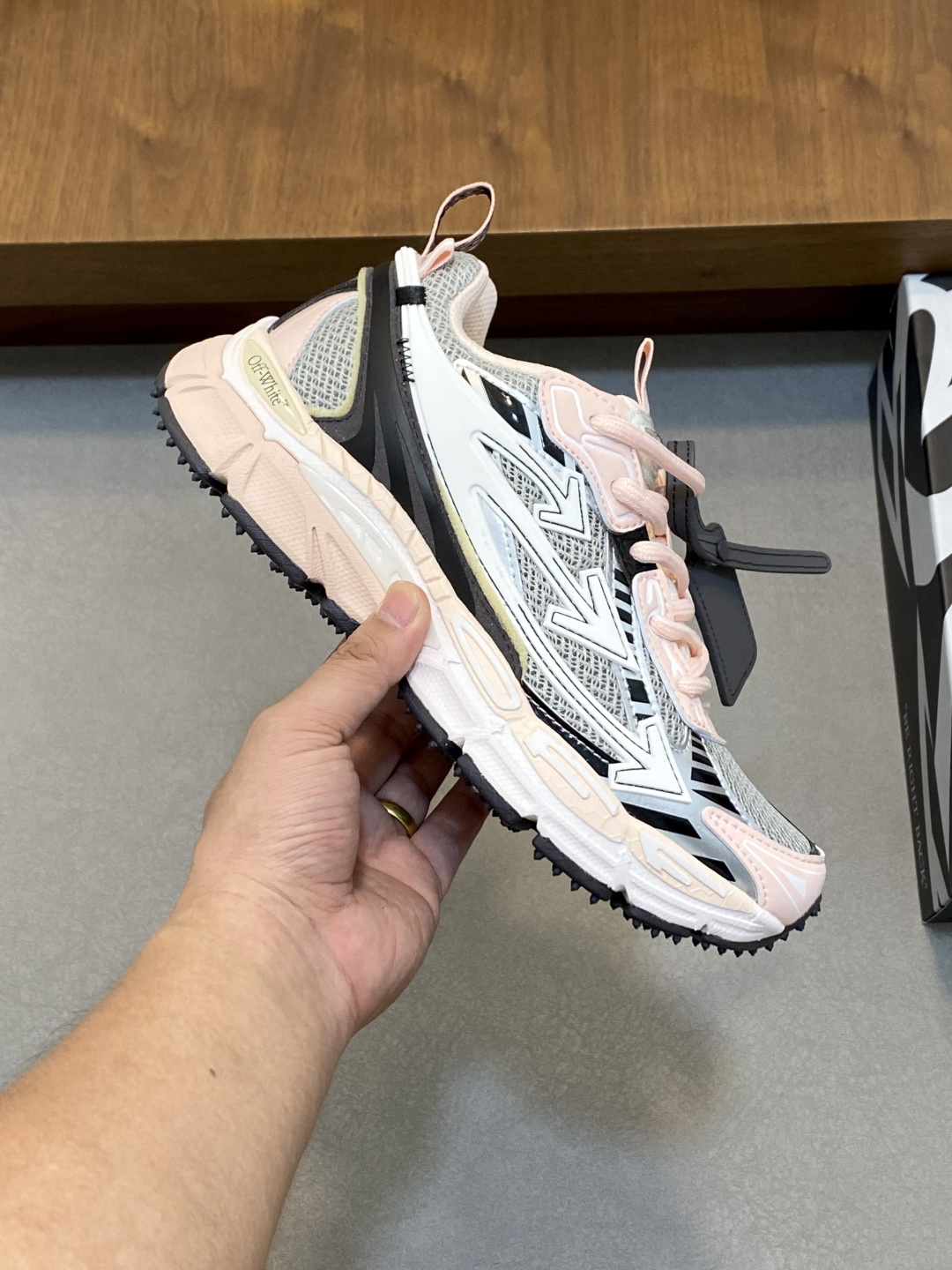 NO:352135,OFF-White C/O VirGil Abloh Dengxiushan casual shoes new style adopts environmentally friendly ox-leathered and integrated mesh shoe fabric material Insoles are embedded in foam cushioning EVA material Correct sole equipped with EVA light cushioning External nail teeth anti-slip rubber large rubber sole Correctly customized with the same parts Size number 36-47 (customized for 45, 46, 47), off white19860909OFF-White C/O VirGil Abloh 登休山闲鞋 款新 采用保环牛剖革合组网织鞋布面材质 鞋垫嵌入泡发缓震EVA物料 正确底中搭载EVA轻量缓震 外置钉牙防滑橡大胶底 正确配同件步定制 码数36-47（45、46、47订做）,,off white,Men's shoes