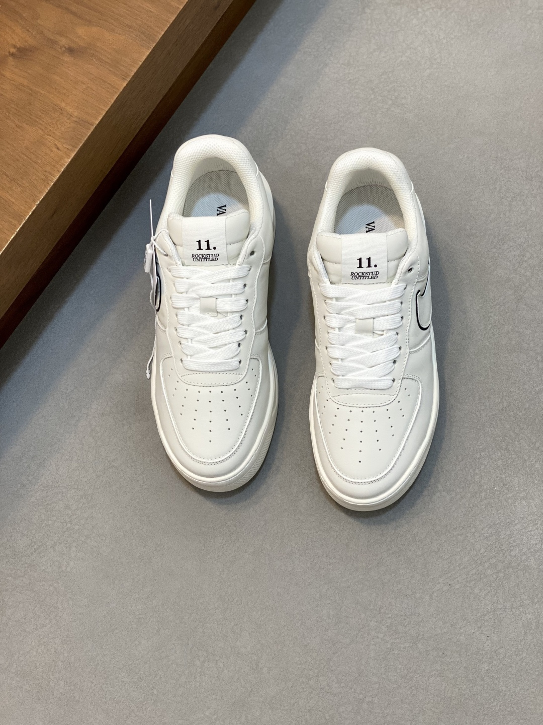 NO:532322,VLTN Warren Sports Shoes Series New Couple Sports Shoes in the Spring Festival are on sale. The original ZP is being purchased and disassembled. Repeated version and modification. The force must be restored one to one!  Top luxury masterpiece Signature Willow Ding Design Soft and Comfortable Real Sheepskin Brings Excellent Elegant Texture with Excellent Comfortable Feelings Top Purchase Version Upper Imported Calfskin Surface/Original Oil-Edge Craftsman Inner Lining Water-Dyeing Cowhide Inner Bottom Sole Original Development Two-color Combination Outsole Packaging Original Configuration Full Packaging Number 39-44 (38, 45, Customized), Valentino Casual Shoes, Valentino, Sneakers, Cowhide, Sheepskin19860909VLTN华伦 运动鞋系列 开春新款情侣运动鞋 火爆发售. 原版ZP入购拆解. 反复打版调改. 力要一比一还原！顶级奢华力作 招牌柳钉设计 柔软舒适的真羊皮 带来卓越优雅的质感 与极佳的上脚舒适感 顶级代购版本鞋面进口小牛皮面/原版油边工艺 内里水染牛皮内里 大底原版开发双色组合大底 包装原版配置全套包装 码数39-44（38、45、订做）,华伦天奴休闲鞋,valentino,sneakers,cowhide,sheepskin,Men's shoes