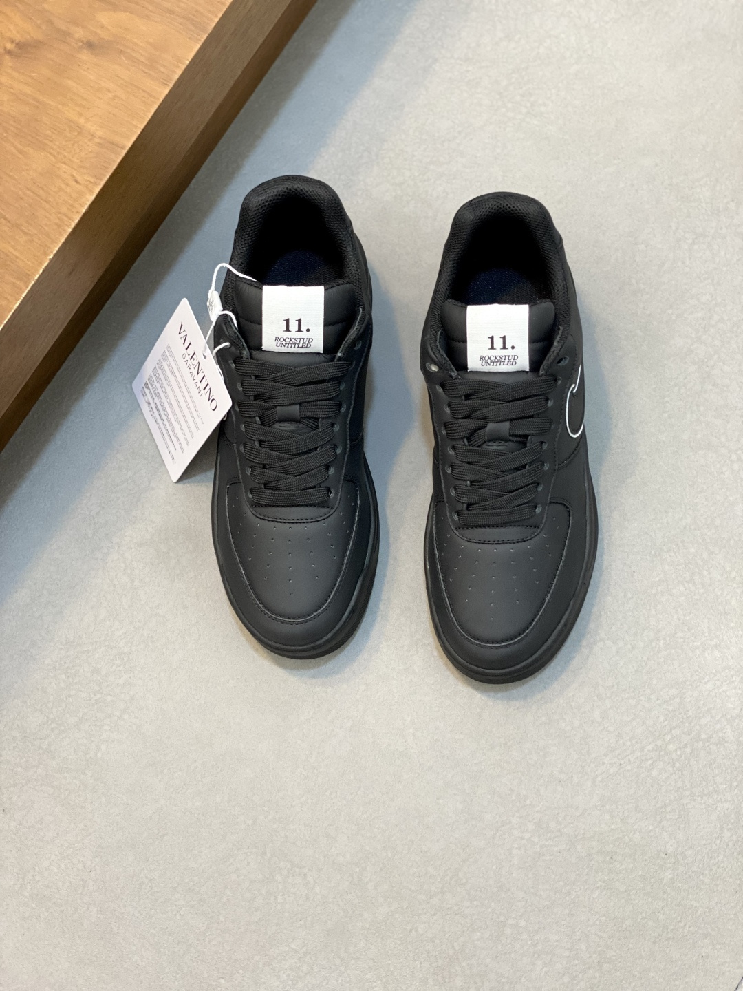 NO:339492,VLTN Warren Sports Shoes Series New Couple Sports Shoes in the Spring Festival are on sale. The original ZP is being purchased and disassembled. Repeated version and modification. The force must be restored one to one!  Top luxury masterpiece Signature Willow Ding Design Soft and Comfortable Real Sheepskin Brings Excellent Elegant Texture with Excellent Comfortable Feelings Top Purchase Version Upper Imported Calfskin Surface/Original Oil-Edge Craftsman Inner Lift Water-Dyeing Cowhide Inner Bottom Sole Original Development Two-color Combination Outsole Packaging Original Configuration Full Packaging Number 39-44 (38, 45, Customized), Valentino Casual Shoes, Valentino, Sneakers, Cowhide, Sheepskin19860909VLTN华伦 运动鞋系列 开春新款情侣运动鞋 火爆发售. 原版ZP入购拆解. 反复打版调改. 力要一比一还原！顶级奢华力作 招牌柳钉设计 柔软舒适的真羊皮 带来卓越优雅的质感 与极佳的上脚舒适感 顶级代购版本鞋面进口小牛皮面/原版油边工艺 内里水染牛皮内里 大底原版开发双色组合大底 包装原版配置全套包装 码数39-44（38、45、订做）,华伦天奴休闲鞋,valentino,sneakers,cowhide,sheepskin,Men's shoes