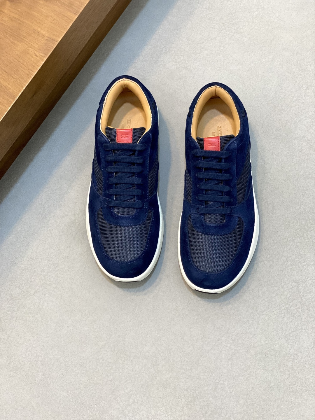 NO:339468,Kiton2025 Spring and Summer New Fashion European version Italian high-end casual men's sneakers Shoes Recommended, high-quality style highlights taste, and excellent wearing experience supports your comfortable daily life. Peugeot red shoe logo not only has high appearance, but also has breathable, non-slip and wear resistance, both beautiful and practical. Size: 39-44 (customized by 38.45), Kiton casual shoes, sneakers19860909Kiton2025 春夏新时尚 欧版意大利高端休闲 男士运动鞋 鞋款推荐,优质的版型凸显品味,绝佳穿着体验支撑你舒适日常生活,标致的红色鞋标 不仅高颜值,时髦指数爆表；还具备透气防滑耐磨属性,美观与实用兼具 Size:39-44(38.45定制）,Kiton 休闲鞋,sneakers,Men's shoes