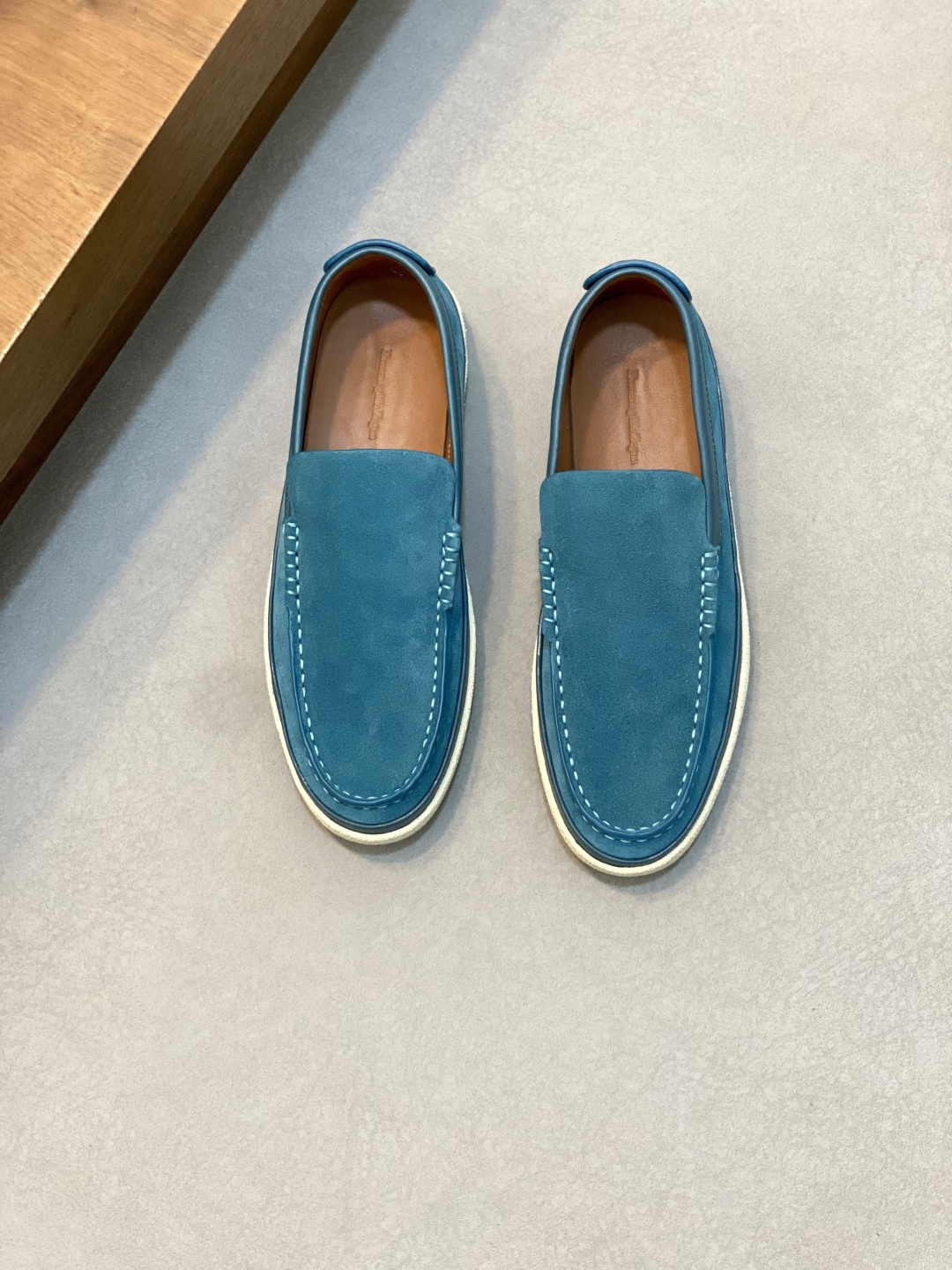 NO:339997,Ermenegildo zegna new Garonne Flex is a rare style for footwear. The shoes are imported cowhide surface. The new buckle of the ss23 season private mold. Insole + all cowhide leather inside. The outsole is made of rubber, lightweight, wear-resistant, anti-slip special sole with logo. The foot is light and comfortable and light luxury. Normal size: 39/40/41/42/43/44 Original box packaging + dust bag, Zegna casual shoes, zegna, cowhide19860909Ermenegildo zegna杰尼亚新款Garonne Flex 不可多得的一款套脚款 鞋子采用进口牛皮面 ss23季私模新饰扣 鞋垫+内里全牛皮 大底为橡胶特制轻质耐磨、防滑专用底带logo 上脚轻便舒适轻奢 正常码数:39/40/41/42/43/44 原盒包装+防尘袋,杰尼亚 休闲鞋,zegna,cowhide,Men's shoes