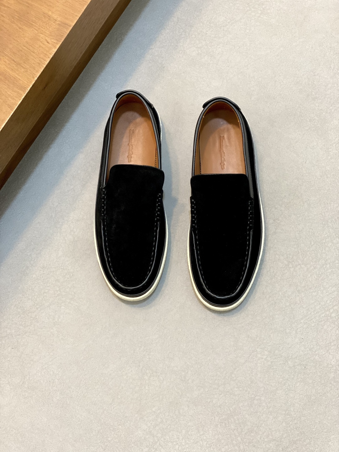 NO:346873,Ermenegildo zegna new Garonne Flex is a rare style for footwear. The shoes are imported cowhide surface. The new buckle of the private mold of ss23 season. Insoles + all cowhide inside. The outsole is made of rubber, lightweight, wear-resistant, anti-slip special bottom with logo. The foot is light and comfortable and light luxury. Normal size: 39/40/41/42/43/44 Original box packaging + dust bag, zegna, cowhide19860909Ermenegildo zegna杰尼亚新款Garonne Flex 不可多得的一款套脚款 鞋子采用进口牛皮面 ss23季私模新饰扣 鞋垫+内里全牛皮 大底为橡胶特制轻质耐磨、防滑专用底带logo 上脚轻便舒适轻奢 正常码数:39/40/41/42/43/44 原盒包装+防尘袋,,zegna,cowhide,Men's shoes