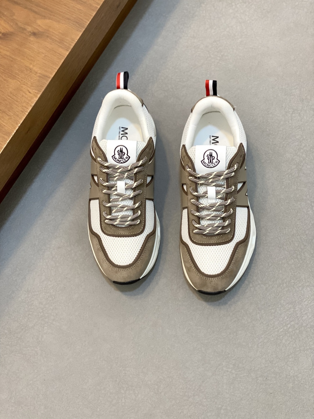NO:339988,Moncler cover men's shoes and sneakers, imported breathable mesh, neoprene rubber, various materials are spliced ​​together. The upper is designed with shoelaces and rubber inserts, the heel Moncler logo, and the outsole is made of TPU + rubber + high elastic rubber foam combination. It has high elasticity and high wear resistance and improves comfort. It is worth buying whether it is the upper or color design!  Size39-44 (38 45 customized), cover-up casual shoes, Moncler, sneakers19860909Moncler蒙口 男鞋运动鞋,进口透气网面、氯丁橡胶 各种材质拼接打造,鞋面采用鞋带和橡胶嵌件设计,后跟Moncler标志,大底采用TPU+橡胶+高弹橡胶发泡组合成型,具有高弹性高耐磨性,提高舒适性,无论是鞋面还是颜色设计都值得入手！Size39-44（38 45定做）,蒙口 休闲鞋,Moncler,sneakers,Men's shoes
