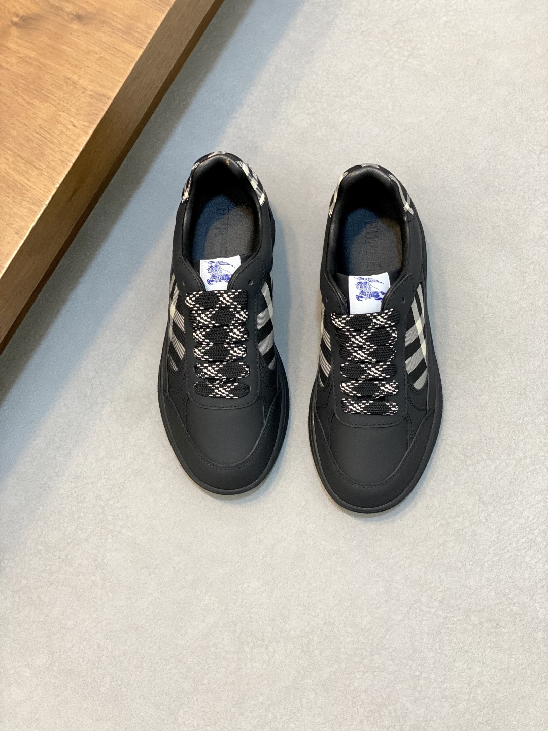 NO:339553,# Burberry's new war mattress casual sneakers brand new terrace casual sneakers·Burberry classic elements Super comfortable shoes·Knight's blue non-slip sole Finally I saw the latest oblique plaid sneakers, which look really good in color, you can match them no matter how you match them. Sneakers are made of cotton-blend fabric. Made in Italian workshops, decorate the worsted Burberry plaid pattern. Paired with mesh lining and plaid shoelaces, the rubber sole is decorated with a collection of Burberry letter logo. From Burberry Classic series, interpreting the essential styles of the wardrobe in a distinctive brand style. The round toe-shaped toe tongue is embellished with the Equestrian Knight logo (EKD) label leather insole, and the sole is embellished with Burberry letter logo size38-44 (customized for 45, 46), Burberry  casual shoes, burberry, burberry, sneakers19860909# 巴宝莉新款战马格纹休闲运动鞋全新露台休闲运动鞋·巴宝莉（Burberry）经典原素 超舒服的鞋子··骑士蓝色防滑鞋底 终于看到了最新的斜式格纹运动鞋颜色真的好好看,怎么搭都可  运动鞋,选用棉质混纺面料打造.于意大利工坊匠制而成,装饰精纺 Burberry 格纹图案.搭配网眼内衬和格纹鞋带,橡胶鞋底饰有典藏 Burberry 字母徽标.来自 Burberry 经典之作系列,以鲜明品牌风格诠释衣橱必备款式.圆形鞋头鞋舌处点缀马术骑士徽标（EKD）标签皮革鞋垫,鞋底点缀 Burberry 字母徽标 size38-44（45、46定做）,巴宝莉 休闲鞋,burberry,burberry,sneakers,Men's shoes