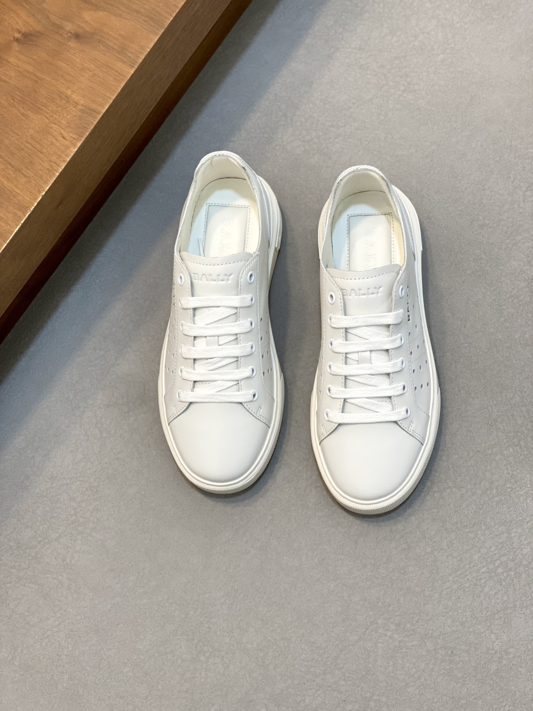 NO:339577,BALLY super light hot men's shoes!  The upper is made of gentle calf nappa leather, three-dimensional printing brand logo on the outside, overall breathable eyelets on the upper, EVA lightweight rubber outer sticker TPU striped anti-slip sole, classic version!  Size 39-40-41-42-43-44 Standard leather shoe size, Bali casual shoes, bally19860909BALLY 超轻爆款男鞋！ 鞋面采用轻柔小牛纳帕皮制作、鞋外立体印刷品牌logo、鞋面整体透气孔眼、EVA轻质橡胶外贴TPU条纹防滑大底,经典版本 ！ 尺码39-40-41-42-43-44标准皮鞋码,巴利 休闲鞋,bally,Men's shoes