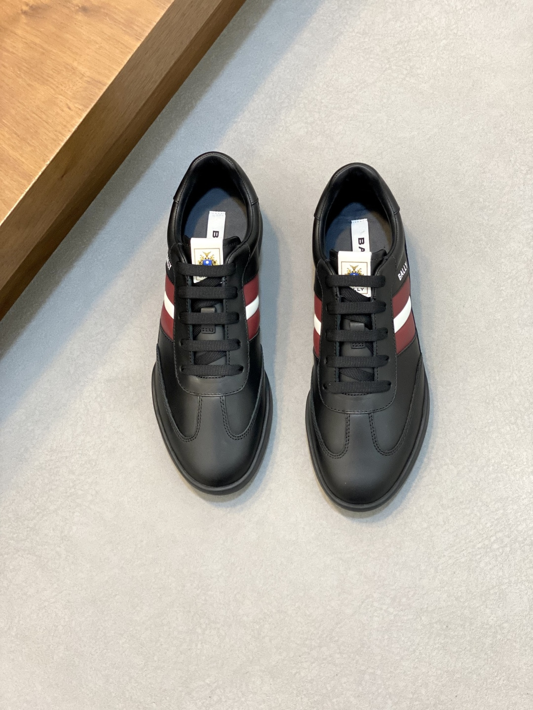 NO:339565,Bally's new Manto Runner calfskin sneakers Full Lapa calfskin upper and hidden eyelets with woven round laces, Strobel needle construction Round rivet rubber non-slip sole design!  Counter quality Size 39-40-41-42-43-44 Standard leather shoe size, Bally casual shoes, ballly, sneakers, cowhide19860909Bally新款 Manto Runner小牛皮运动鞋 全拉帕小牛皮鞋面和隐藏式鞋眼 配有编织圆形鞋带, 斯特罗贝尔针结构 圆形铆钉橡胶防滑鞋底设计！专柜品质 尺码39-40-41-42-43-44标准皮鞋码,巴利 休闲鞋,bally,sneakers,cowhide,Men's shoes