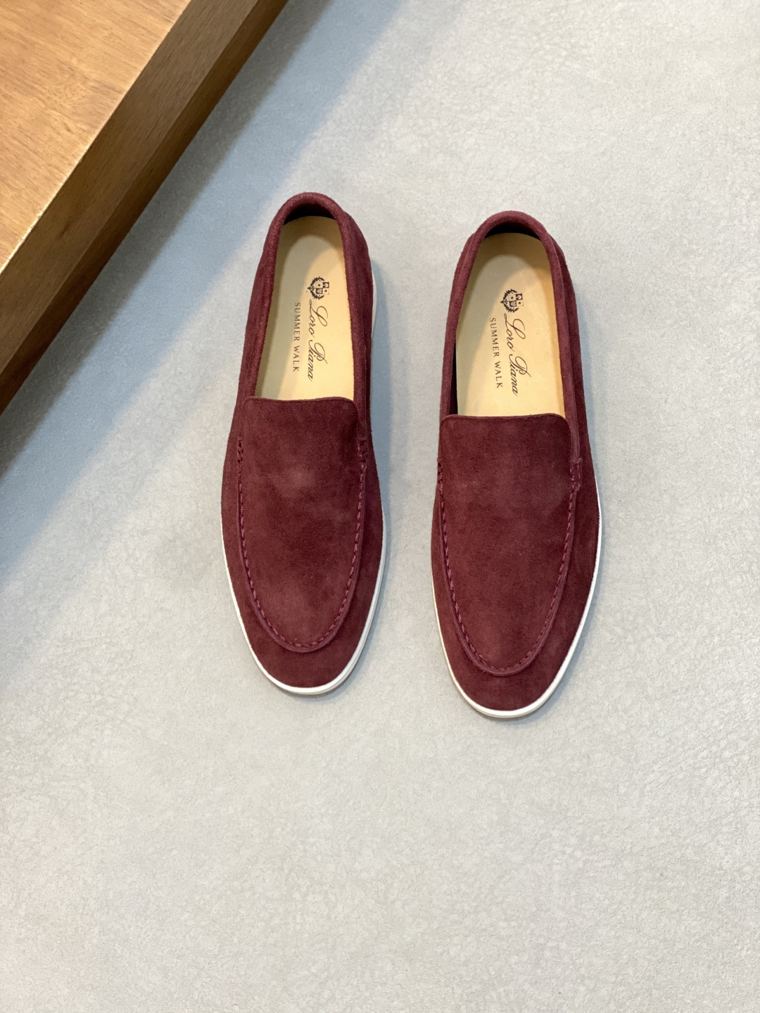 NO:532342,LoroPiana's mocasin shoes are made of water-resistant suede upper, footbed calf leather, imported midsole and rubber sole, which is a classic work. The complex craftsmanship and careful structure make the shoe light and soft, making you comfortable and comfortable to walk. It is very suitable for wearing at the beach or on the sea in summer. The anti-slip sole is decorated with repeated Loro Piana brand abbreviation tops, and the entire shoe is all suede sheepskin!  Men's size 39-40-41-42-43-44 (38.45.46.47 customized) Women's size 35-36-37-38-39, LP casual shoes, loro piana, loro piana, cowhide, sheepskin19860909LoroPiana这款莫卡辛鞋采用经过防泼水处理的绒面革鞋面,垫脚小牛皮制作,中底进口树膏皮搭配橡胶鞋底,为经典之作.繁复的匠艺工序、精心考究的结构,令鞋款轻盈而柔软,让您行走舒适自如.非常适合夏季在海边或出海时穿着.防滑鞋底,饰以重复的Loro Piana品牌字母缩写图案上装,整鞋全部绒面羊皮革！ 男款尺码39-40-41-42-43-44（38.45.46.47订做） 女款尺码35-36-37-38-39,LP休闲鞋,loro piana,loro piana,cowhide,sheepskin,Men's shoes