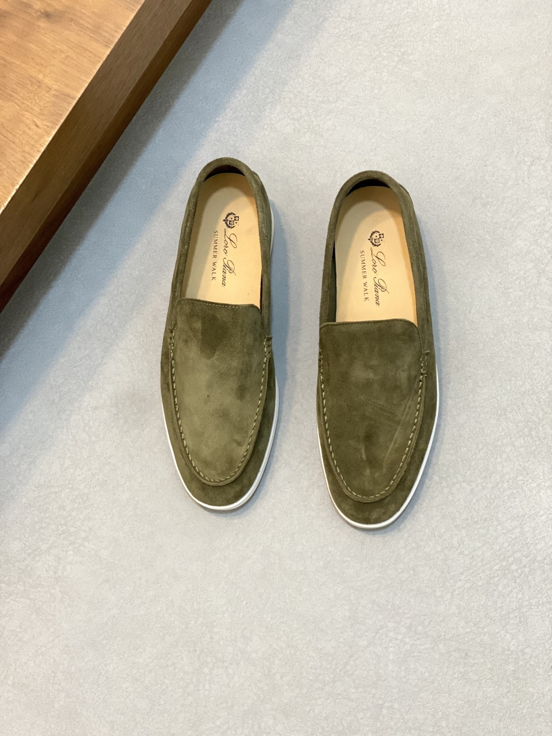 NO:340019,LoroPiana's mocasin shoes are made of water-resistant suede upper, footbed calf leather, imported midsole and rubber sole, which is a classic work. The complex craftsmanship and careful structure make the shoe light and soft, making you comfortable and comfortable to walk. It is very suitable for wearing at the beach or on the sea in summer. The anti-slip sole is decorated with repeated Loro Piana brand abbreviation tops, and the entire shoe is all suede sheepskin!  Men's size 39-40-41-42-43-44 (38.45.46.47 customized) Women's size 35-36-37-38-39, LP casual shoes, loro piana, loro piana, cowhide, sheepskin19860909LoroPiana这款莫卡辛鞋采用经过防泼水处理的绒面革鞋面,垫脚小牛皮制作,中底进口树膏皮搭配橡胶鞋底,为经典之作.繁复的匠艺工序、精心考究的结构,令鞋款轻盈而柔软,让您行走舒适自如.非常适合夏季在海边或出海时穿着.防滑鞋底,饰以重复的Loro Piana品牌字母缩写图案上装,整鞋全部绒面羊皮革！ 男款尺码39-40-41-42-43-44（38.45.46.47订做） 女款尺码35-36-37-38-39,LP休闲鞋,loro piana,loro piana,cowhide,sheepskin,Men's shoes