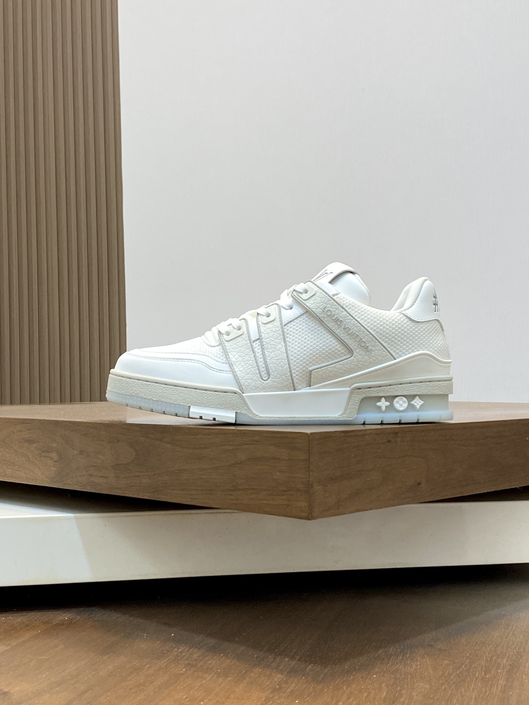 💰480 驴家 新配色 男士trainer运动鞋，本款 LV Trainer 运动鞋取材小牛皮配透气网布，呈现纯净色调，后部#54标识追溯品牌诞生于1854年，设计师手写体品牌标识点缀一侧，virgil abloh亲自操刀设计，非常具有纪念价值的一款运动鞋，全新lv路易威登louis vuitton trainer sneaker low休闲运动文化百搭篮球板鞋
Size：39-44（38.45、订）