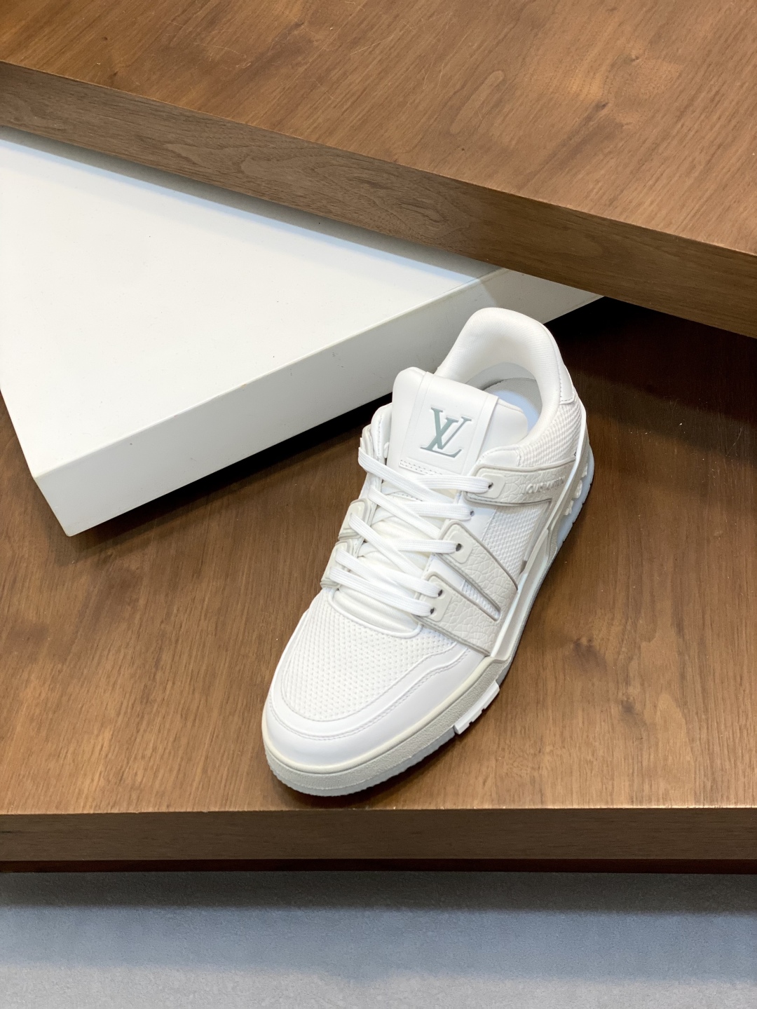 💰480 驴家 新配色 男士trainer运动鞋，本款 LV Trainer 运动鞋取材小牛皮配透气网布，呈现纯净色调，后部#54标识追溯品牌诞生于1854年，设计师手写体品牌标识点缀一侧，virgil abloh亲自操刀设计，非常具有纪念价值的一款运动鞋，全新lv路易威登louis vuitton trainer sneaker low休闲运动文化百搭篮球板鞋
Size：39-44（38.45、订）