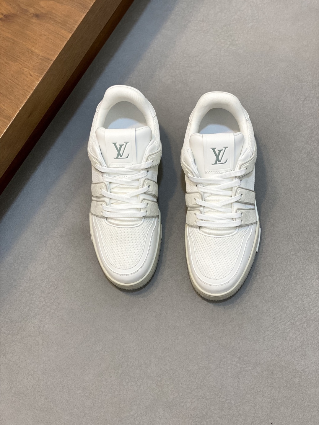 💰480 驴家 新配色 男士trainer运动鞋，本款 LV Trainer 运动鞋取材小牛皮配透气网布，呈现纯净色调，后部#54标识追溯品牌诞生于1854年，设计师手写体品牌标识点缀一侧，virgil abloh亲自操刀设计，非常具有纪念价值的一款运动鞋，全新lv路易威登louis vuitton trainer sneaker low休闲运动文化百搭篮球板鞋
Size：39-44（38.45、订）