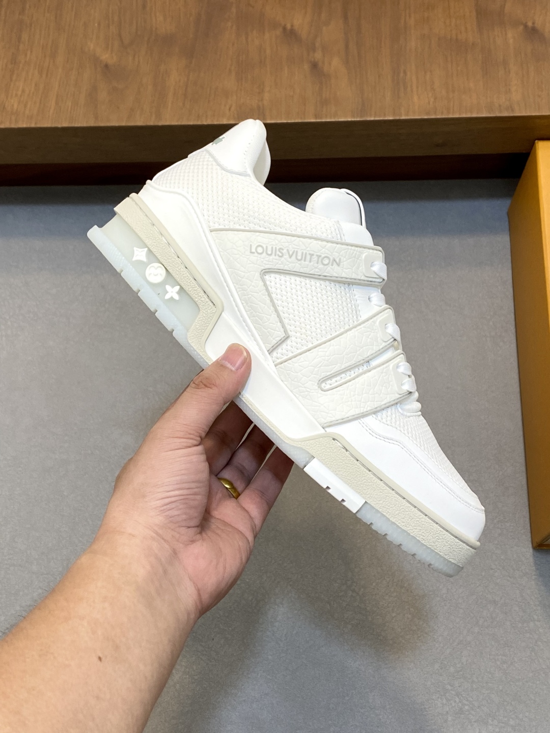 💰480 驴家 新配色 男士trainer运动鞋，本款 LV Trainer 运动鞋取材小牛皮配透气网布，呈现纯净色调，后部#54标识追溯品牌诞生于1854年，设计师手写体品牌标识点缀一侧，virgil abloh亲自操刀设计，非常具有纪念价值的一款运动鞋，全新lv路易威登louis vuitton trainer sneaker low休闲运动文化百搭篮球板鞋
Size：39-44（38.45、订）