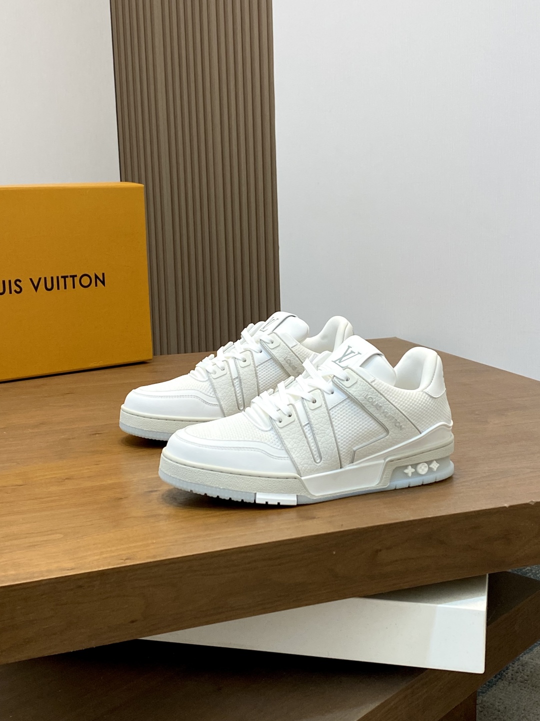 💰480 驴家 新配色 男士trainer运动鞋，本款 LV Trainer 运动鞋取材小牛皮配透气网布，呈现纯净色调，后部#54标识追溯品牌诞生于1854年，设计师手写体品牌标识点缀一侧，virgil abloh亲自操刀设计，非常具有纪念价值的一款运动鞋，全新lv路易威登louis vuitton trainer sneaker low休闲运动文化百搭篮球板鞋
Size：39-44（38.45、订）