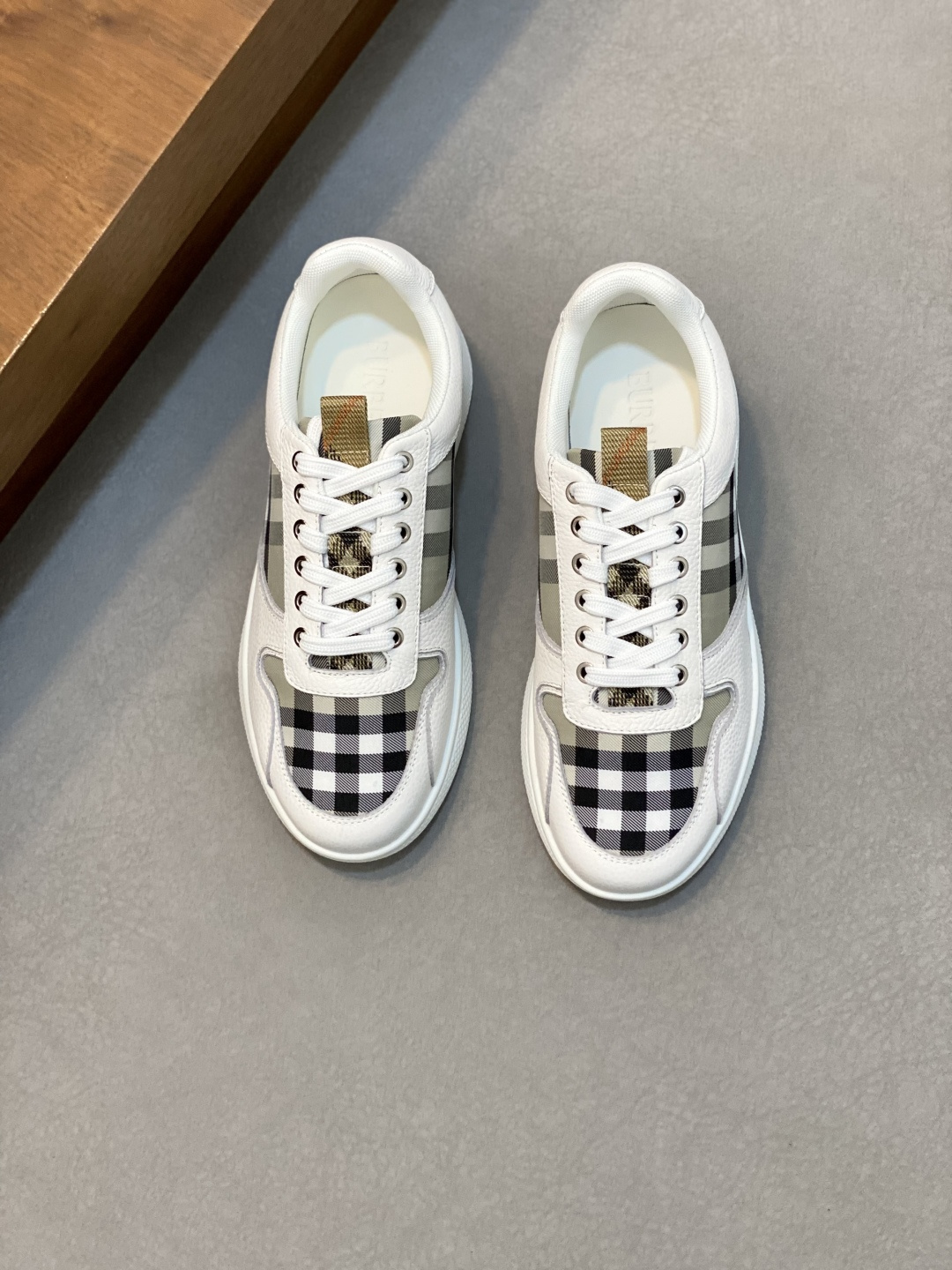 NO:341408,Brand BURBERRY Color original color matching Number 38-44 Customized 45.46 Price Material Burberry 2025 new products Men's casual shoes upper is made of original cowhide comfort soft cowhide footbed simple style design Fashion trend original rubber outsole, Burberry casual shoes, burberry, burberry, cowhide19860909品牌BURBERRY 颜色原版配色 码数38-44定做45.46 价格 材质巴宝莉2025新品 男士 休闲鞋鞋面采用原版牛皮制作舒适柔软牛皮垫脚简约的版型设计时尚潮流原版橡胶大底,巴宝莉 休闲鞋,burberry,burberry,cowhide,Men's shoes