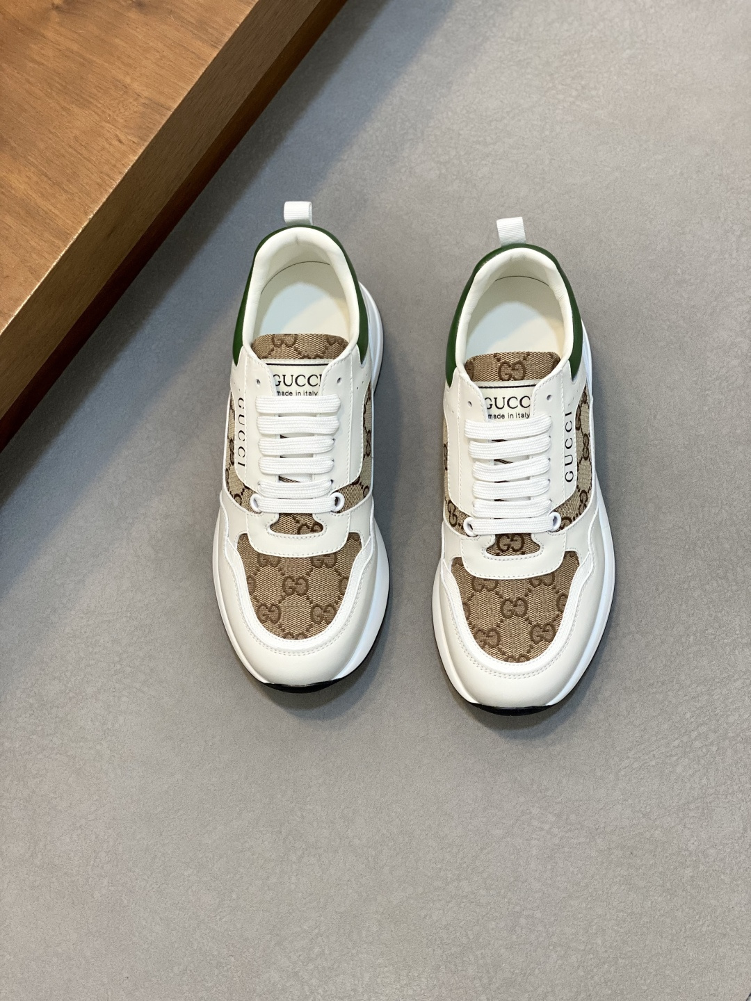 NO:353116,[Gucci] Gucci - High-end quality Original single casual sports shoes - Upper Napa calfskin, brand high mercerized canvas, shoe body sewing brand webbing, tongue. Heel; Silk-printed brand Logo totem - Inner water dyed cowhide - Outsole ultra-light TPR·rubber; molded outsole - Ultra-high quality control·fine workmanship highlight (high-end, noble, grade) -Size 38-44 (45, custom made),,gucci,gucci,cowhide19860909【Gucci】古驰 -高端品质 原单休闲运动板鞋 -鞋面纳帕小牛皮、品牌高丝光帆布、鞋身车缝品牌织带、鞋舌.后跟；丝印品牌Logo图腾 -内里水染牛皮 -大底超轻TPR·橡胶；成型大底 -超高品控·做工精细凸显(高端·贵气·档次) -Size 38-44（45,可订做),,gucci,gucci,cowhide,Men's shoes