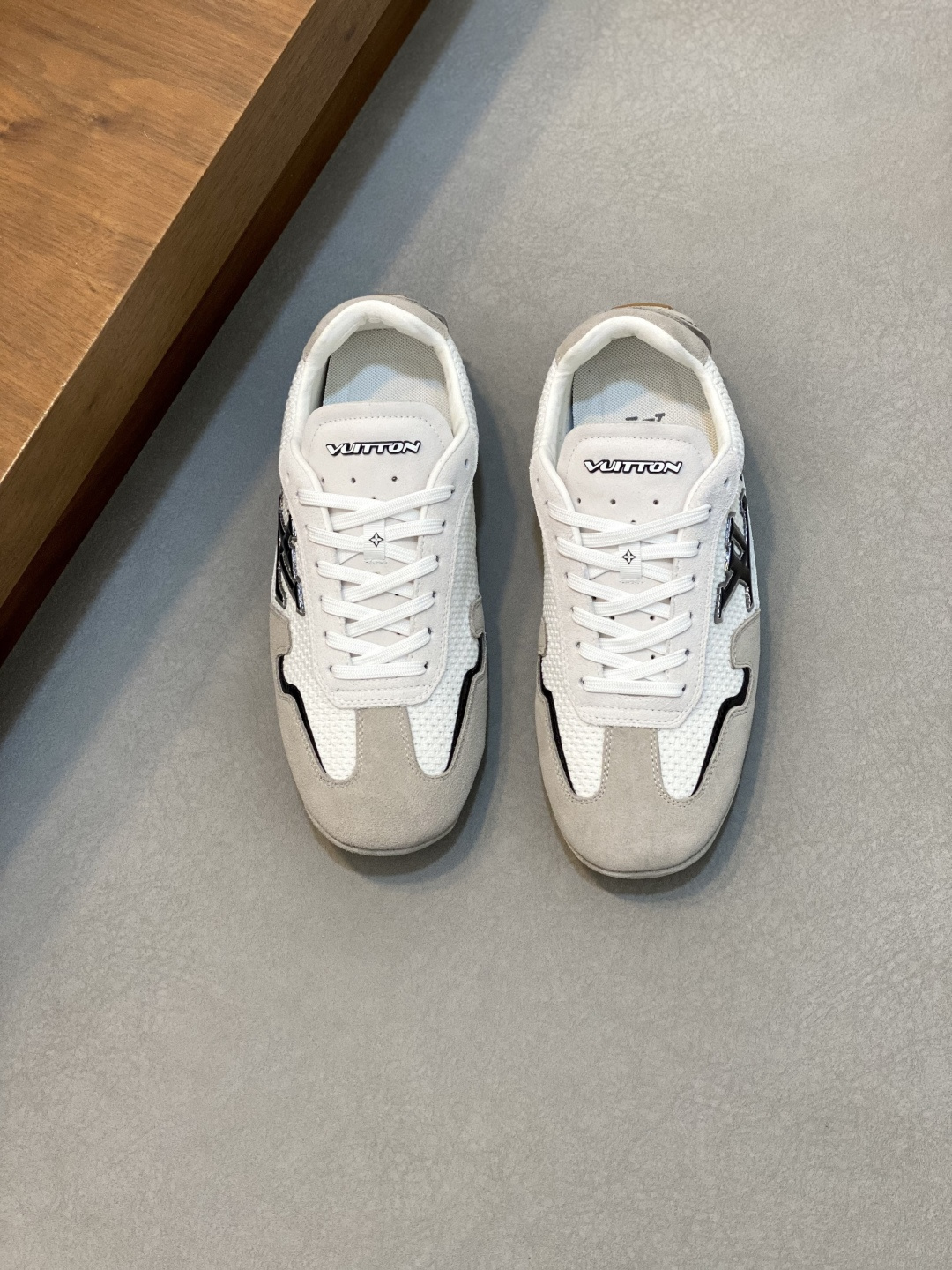 NO:353265,L.v casual sneakers, this Run Away sneaker is made of imported integrated fleece, with rubber outsole continuing the running shoe design, embellished with Monogram flowers, L v letters marked on the tongue, Louis Vuitton Paris logo embellishes the back. It is matched with brand logo cotton footbeds, and the mesh is spliced ​​inside, making the foot comfortable and breathable!  Size39-44 (45 customization), louis vuitton,sneakers19860909L.v 款休闲 运动鞋,本款 Run Away 运动鞋选用进口一体飞织打造,橡胶外底延续跑鞋设计,缀 Monogram 花卉,L v字母标注鞋舌,路易威登巴黎标识点缀后部.搭配品牌标识棉垫脚,网面内里拼接包裹,上脚舒适透气！Size39-44（45定制）,,louis vuitton,sneakers,Men's shoes