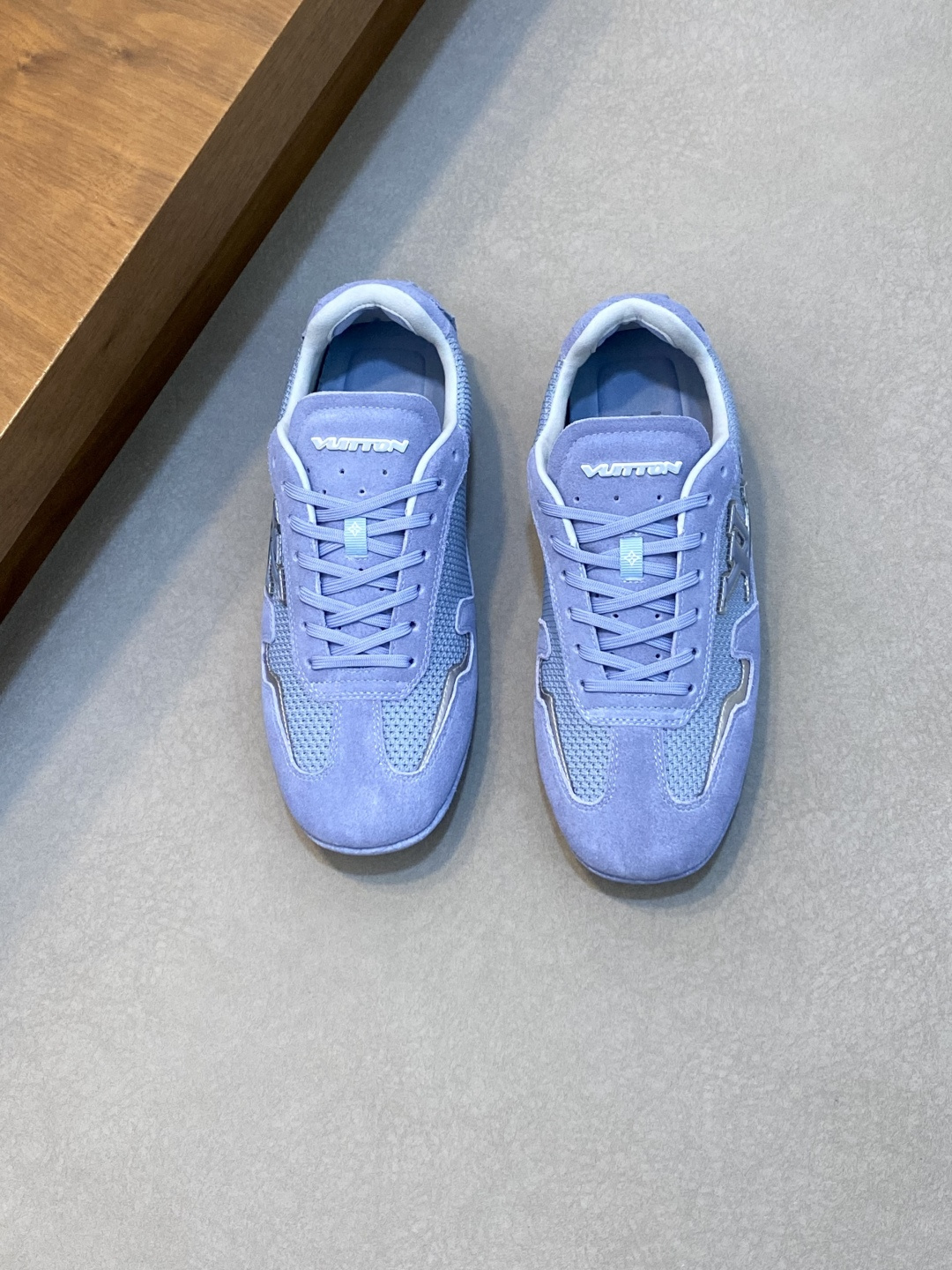 NO:339375,L.v casual sneakers, this Run Away sneaker is made of imported integrated fleece, with rubber outsole continuing the running shoe design, embellished with Monogram flowers, L v letters marked on the tongue, Louis Vuitton Paris logo embellishes the back. It is matched with brand logo cotton footbeds, and the mesh is spliced ​​inside, making the foot comfortable and breathable!  Size39-44 (45 customization), Louis Vuitton, louis vuitton, sneakers19860909L.v 款休闲 运动鞋,本款 Run Away 运动鞋选用进口一体飞织打造,橡胶外底延续跑鞋设计,缀 Monogram 花卉,L v字母标注鞋舌,路易威登巴黎标识点缀后部.搭配品牌标识棉垫脚,网面内里拼接包裹,上脚舒适透气！Size39-44（45定制）,路易威登,louis vuitton,sneakers,Men's shoes