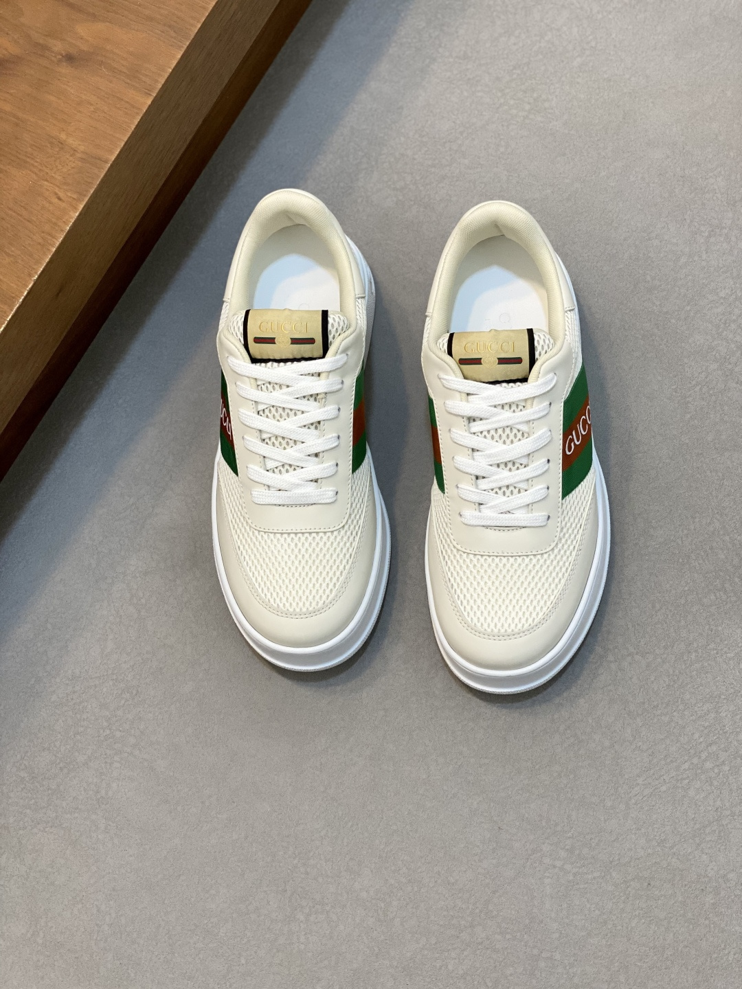 NO:355542,【Gucci】Gucci - High-end quality Original single - Upper Napa calfskin, lychee calfskin, computer embroidery brand totem - Inner water dyed cowhide - Outsole ultra-light TPU·rubber; Two-color molded sole - Ultra-high quality control·fine workmanship highlighted (high-end, noble, grade) -Size 38-44 (38 45 can be customized),,gucci,gucci,cowhide19860909【Gucci】古驰 -高端品质 原单 -鞋面纳帕小牛皮、荔纹小牛皮、电脑刺绣品牌图腾 -内里水染牛皮 -大底超轻TPU·橡胶；双色成型大底 -超高品控·做工精细凸显(高端·贵气·档次) -Size 38-44（38 45可订做),,gucci,gucci,cowhide,Men's shoes