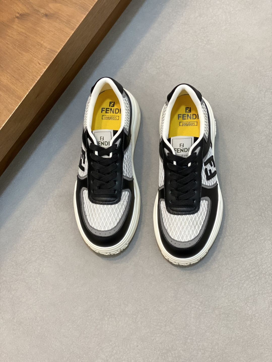 NO:339387,【FENDI】Fendi - High-end quality Original single casual sports shoes - Upper Napa calfskin splicing breathable mesh Injection molded brand logo plastic module - Neil brand canvas - Outsole ultra-light TPR foaming·rubber; molded outsole - Ultra-high quality control·fine workmanship highlighted (high-end·noisse·grade) -Size 39-44 (38,45, custom made), Fendi casual shoes, fendi, fendi, sneakers, cowhide19860909【 FENDI】芬迪 -高端品质 原单休闲运动鞋 -鞋面纳帕小牛皮拼接透气网面 注塑品牌logo塑胶模块 -内里品牌帆布 -大底超轻TPR发泡·橡胶；成型大底 -超高品控·做工精细凸显(高端·贵气·档次) -Size 39-44（38,45,可订做),芬迪休闲鞋,fendi,fendi,sneakers,cowhide,Men's shoes