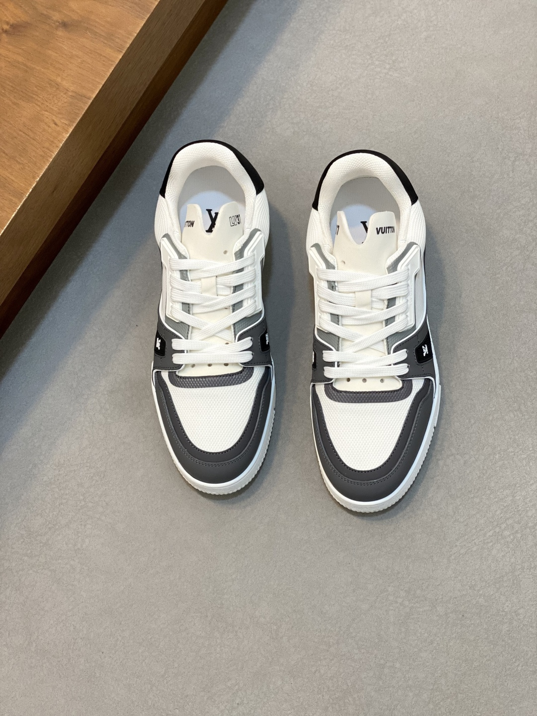 NO:357068,Louis* Vuitto* — Louis**Donkey New Color Mental Men's Trainer Sneaker, This LV Trainer Sneaker is made of calfskin and breathable mesh, showing pure tones, the #54 logo traces the brand was born in 1854. The designer handwritten brand logo embellishes one side, designed by virgil abloh himself, a very commemorative sneaker, a new lv Louis Vuitton loui* vuitto* trainer sneaker low casual sports culture versatile basketball shoes Size 39-44 (38.45 customized),,louis vuitton,louis vuitton,louis vuitton,louis vuitton,louis vuitton,louis vuitton,louis vuitton,louis vuitton,sneakers,cowhide19860909Loui* Vuitto* — 路易**驴家 新配色 男士trainer运动鞋,本款 LV Trainer 运动鞋取材小牛皮配透气网布,呈现纯净色调,后部#54标识追溯品牌诞生于1854年,设计师手写体品牌标识点缀一侧,virgil abloh亲自操刀设计,非常具有纪念价值的一款运动鞋,全新lv路易威登loui* vuitto* trainer sneaker low休闲运动文化百搭篮球板鞋 码数39-44（38.45订做）,,louis vuitton,louis vuitton,louis vuitton,louis vuitton,louis vuitton,sneakers,cowhide,Men's shoes