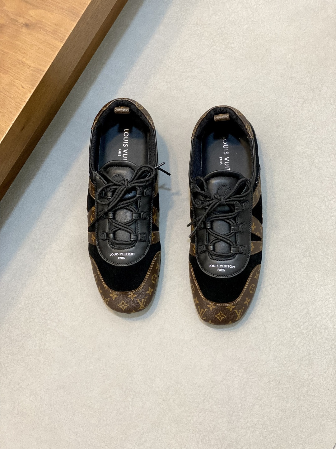 NO:730610,LV  The new spring and summer series of 25 is also too cute to say anything [] Pharrell’s design style in LV, as well as the core elements of street fashion. Street fashion usually emphasizes personality, functionality, joint collaboration, graffiti or pattern design, and oversize tailoring. Xiaouchi feels Ph  What arrell has built in the men's clothing line is a complete operating system of street civilization, and every design touch point is reshaping the power relationship between luxury brands and youth culture. This kind of violent attack that transforms underground genes into high fashion is far more subversive than the mild style improvement of the women's clothing line. When Louis  Vuitton's Monogram begins to carry the texture memory of skateboard sandpaper, which means that the street trend's deconstruction of French court aesthetics has reached a new dimension. A variety of technical fabric splicing design. It is beautiful and cool. Size 39-44 (38, 45 customized),, louis vuitton, louis vuitton, versace19860909LV 25春夏新系列也是可爱到无话可说[]Pharrell在LV的设计风格,以及街头潮流的核心元素.街头潮流通常强调个性、功能性、联名合作、涂鸦或图案设计,还有oversize剪裁之类的.小内感觉Pharrell在男装线构建的是一套完整的街头文明操作系统,每个设计触点都在重塑奢侈品牌与青年文化的权力关系.这种将地下基因转化为高级时装的暴力破解,远比女装线温和的风格改良更具颠覆价值.当Louis Vuitton的Monogram开始承载滑板砂纸的肌理记忆,意味着街头潮流对法兰西宫廷美学的解构到达新维度.多种科技面料拼接设计.又好看又酷 码数39-44（38、45订做）,,louis vuitton,louis vuitton,versace,Men's shoes