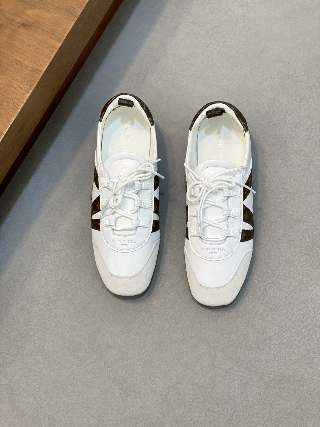 NO:341419,The new LV 25 Spring and Summer series is also so cute that there is nothing to say []Pharrell's design style in LV, as well as the core elements of street fashion. Street trends usually emphasize personality, functionality, collaboration, graffiti or pattern design, and oversize tailoring. Xiaonei feels that Pharrell is building a complete street civilization operating system in the men's clothing line, and each design touchpoint is reshaping the power relationship between luxury brands and youth culture. This violent cracking of transforming underground genes into high-end fashion is far more subversive than the gentle style improvement of women's clothing line. When Louis Vuitton's Monogram began to carry the texture memory of skateboard sandpaper, it means that the deconstruction of French palace aesthetics by street trends reached a new dimension. A variety of technology fabric splicing designs are beautiful and cool.  39-44 (38, 45 customized), Louis Vuitton, louis vuitton, louis vuitton, louis vuitton, versace19860909LV 25春夏新系列也是可爱到无话可说[]Pharrell在LV的设计风格,以及街头潮流的核心元素.街头潮流通常强调个性、功能性、联名合作、涂鸦或图案设计,还有oversize剪裁之类的.小内感觉Pharrell在男装线构建的是一套完整的街头文明操作系统,每个设计触点都在重塑奢侈品牌与青年文化的权力关系.这种将地下基因转化为高级时装的暴力破解,远比女装线温和的风格改良更具颠覆价值.当Louis Vuitton的Monogram开始承载滑板砂纸的肌理记忆,意味着街头潮流对法兰西宫廷美学的解构到达新维度.多种科技面料拼接设计.又好看又酷 码数39-44（38、45订做）,路易威登,louis vuitton,louis vuitton,louis vuitton,versace,Men's shoes