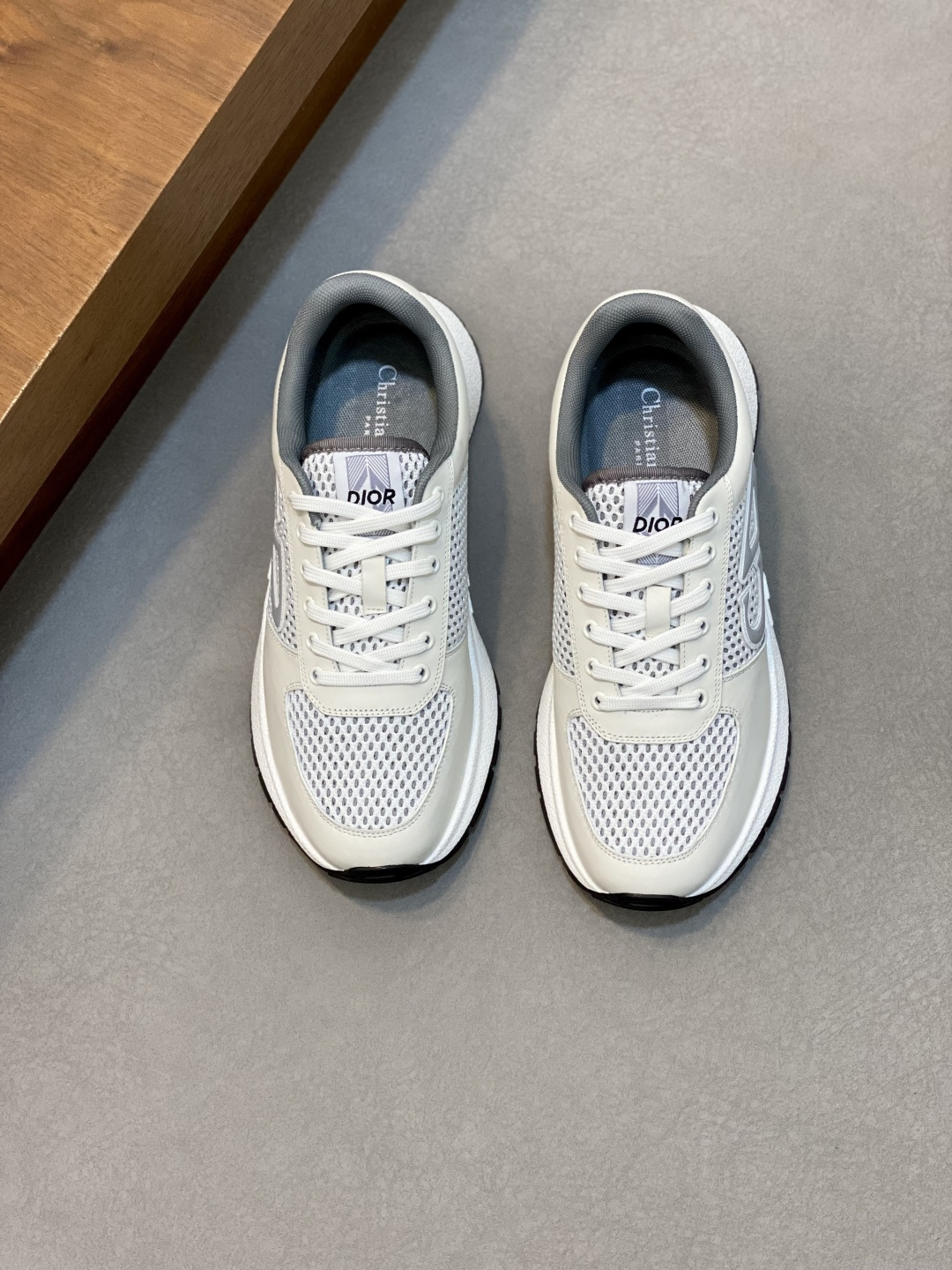 NO:341846,# Dior breathable flying knit casual sneakers The soft and breathable upper complements the light textured rubber sole, decorated with a variety of classic details, is ideal for daily styling. It can be matched with various casual items to create exquisite styling. Sole thickness 3.5CM Size39-44 (38 45 customization), Dior casual shoes, dior, dior, sneakers19860909# 迪奥透气飞织休闲运动鞋 柔软透气的鞋面与轻盈的纹理效果橡胶鞋底相得益彰,饰以各种经典细节,是日常造型的理想之选 可与各式休闲单品搭配,打造精致造型 底厚 3.5CM Size39-44（38 45定制）,Dior休闲鞋,dior,dior,sneakers,Men's shoes