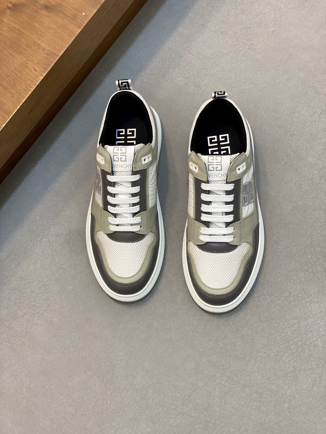 NO:339440,Givenchy's new GIV 1 men's casual sneakers, high-quality calfskin on the upper and breathable mesh, the footwork is handsome and stylish, and it enhances the aura. The shoe body is contrasting and spliced, decorated with a 4G LOGO logo and three-dimensional GIVENCHY logo. Lightweight sole, light and comfortable feet!  Size39-44 (38, 45 customized), Givenchy casual shoes, given, given, given, sneakers, cowhide19860909纪梵希全新GIV 1男士休闲运动鞋,鞋面高品质小牛皮配透气网面打造,上脚效果帅气有型,提升气场,鞋身撞色拼接设计,饰有4G LOGO标志和立体GIVENCHY标志.轻质大底,脚感轻便舒适！ Size39-44（38、45订做）,纪梵希休闲鞋,givenchy,givenchy,sneakers,cowhide,Men's shoes