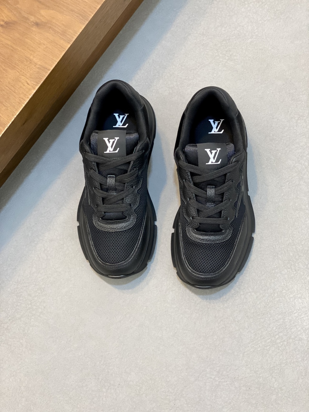 NO:341153,【Louis Vuitton】Louis Vuitton - High-end quality original couple outfit casual sneakers - upper lychew calfskin, brand high mercerated canvas, shoe body sewing brand totem, shoe mouth. tongue striped high mercerated cloth, tongue. Heel; silk screen brand logo - inner brand canvas - outsole ultralight TPU foaming·rubber; molded outsole - ultra high quality control·fine workmanship highlight (high-end·noble·grade) -Size Men and women's same style 35-44 (female 34, 40, 41, men 45, 46, 47, can be customized)·, Louis Vuitton, louis vuitton, louis vuitton, sneakers, cowhide19860909【Louis Vuitton】路易威登 -高端品质 原单 情侣装 休闲运动鞋 -鞋面荔纹小牛皮、品牌高丝光帆布、鞋身车缝品牌图腾、鞋口.鞋舌条纹高丝光布匹、鞋舌.后跟；丝印品牌Logo -内里品牌帆布 -大底超轻TPU发泡·橡胶；成型大底 -超高品控·做工精细凸显(高端·贵气·档次) -Size 男女同款35-44（女34,40,41,男45,46,47,可订做)·,路易威登,louis vuitton,louis vuitton,sneakers,cowhide,Men's shoes