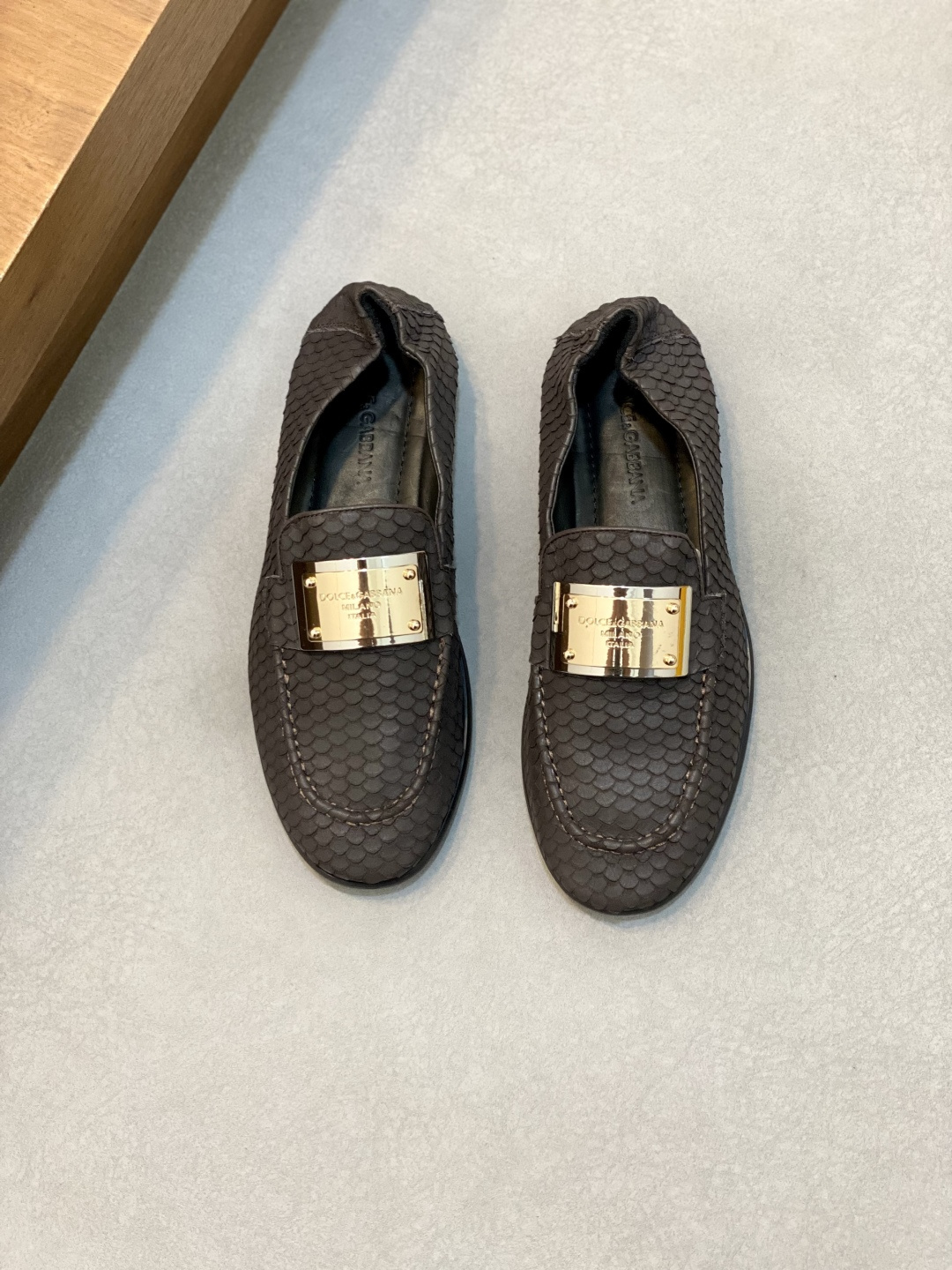 NO:339428,D&G men's leather casual loafers are a capable and modern work, classic loafer style, made of soft calfskin, fish scales on the upper, decorated with gold metal nameplate on the front, heavy industry, combined with semi-godine cold adhesive technology, exquisite cutting stitching, paired with a logo leather sole, front and rear palm rubber patches are non-slip and wear-resistant, standard embossed logo calfskin insole, sweat-absorbing and breathable, novel and elegant style, full cowhide inside, soft and durable, simple and convenient maintenance. With travel storage box dust bag, original box outer packaging!  Size 3940-41-42-43-44 Standard leather shoe size (38/45 can be customized but does not support return and exchange), Dolce & Gabbana leather shoes, Dolce & Gabbana, Dolce & Gabbana, loafers, cowhide, Leather soles19860909D&G 男士皮革休闲乐福鞋 干练摩登之作,经典乐福鞋款式,采用柔软小牛皮制作,鞋面鱼鳞片设计,正面饰以金色金属铭牌,重工打造,半固特异冷粘工艺结合,精致车工缝线,搭配徽标真皮大底,前后掌橡胶贴片防滑耐磨,标配压纹徽标小牛皮鞋垫,吸汗透气,款式新颖大方,内里全牛皮,柔软经久耐穿,保养简单方便.配旅行收纳盒防尘袋,原盒外包装！ 码数3940-41-42-43-44 标准皮鞋码（38/45可定做但不支持退换）,杜嘉班纳皮鞋,Dolce&Gabbana,Dolce&Gabbana,loafers,cowhide,Leather soles,Men's shoes