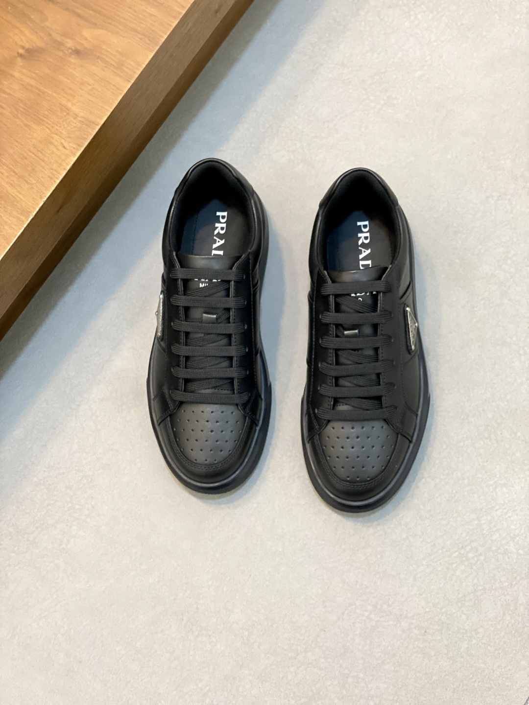 NO:339186,Prada/Prada New men's leather casual sneakers, top quality in Dongguan!  This sneaker is made of imported calfskin, with the toe punched toe, which is casual and versatile, and uses soft and simple lines to outline a sporty silhouette. The outside is decorated with an iconic enameled triangle metal logo, and a silk-print logo on the tongue and heel, showing a unique charm. It is paired with a lightweight wavy anti-slip rubber sole, with a thickness of about 4cm, and a cowhide leather insole in the fabric inner lining, making the upper foot light and comfortable and breathable!  Packed with original box!  Size 39-40-41-42-43-44 Standard leather shoes size, Prada, prada, prada, sneakers, cowhide19860909Prada/普拉达 新款男士皮革休闲运动鞋 莞产顶级品质！这款运动鞋采用进口小牛皮打造,鞋头冲孔细节,休闲百搭,运用柔和简洁的线条勾勒出运动风廓形.外侧饰有标志性的涂珐琅三角形金属徽标,鞋舌及后跟丝印logo徽标,彰显别具一格的魅力.搭配轻便的波浪纹防滑橡胶鞋底,厚度约4cm,织物内里徽标牛皮鞋垫,上脚轻便舒适透气！配原盒包装！ 尺码39-40-41-42-43-44 标准皮鞋尺码,普拉达,prada,prada,sneakers,cowhide,Men's shoes