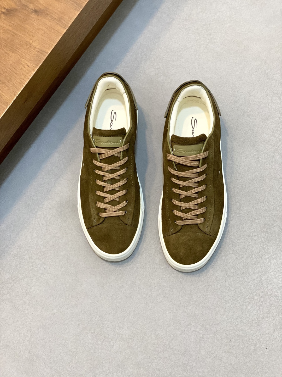 NO:341287,Santon* — Santoni. Italian men's handmade calfskin shoes shipped!  Each pair of shoes from this Italian pure handmade shoe brand is simple and classic, and it is very comfortable and versatile on the feet!  The Italian shoe brand Santon* is used to describe the Italian shoe brand Santon*. It is not accurate. Although it is very young, it presents a very sophisticated appearance and temperament, and it can even be said to be well versed in the world. The head of the shoe adopts a classic two-section design concept, and the edge cutting parts are all processed by Italian oil edge technology, with 360-degree burrless vision!  No inner and inner design in the inner and outer waist!  The method of making the empty rubber car with a large bottom peripheral circle is environmentally friendly and does not open the glue!  This upper is made of imported grained calfskin, and you will see clear pores when you push it back from the back of the leather!  The calf is imported into the inside, without slipping or fading!  The large sole is made of IP and TPU negatives, making the foot easy and comfortable!  The brand's special mold opening foot bed, with a high elastic foam in the middle of the insole, and the foot is light and easy. The exclusive private model is controllable and available for a long time!  Original box packaging, with shoe storage bag!  Size 39-44.,Santoni casual shoes,cowhide19860909Santon* — 圣东尼.意大利男士手工小牛皮鞋出货！这个意大利纯手工鞋履品牌的每一双鞋设计简洁经典,上脚非常舒适百搭！ 用“新贵”来形容意大利鞋履品牌Santon*.并不准确,尽管它很年轻,但呈现出的相貌和气质却相当老练,甚至可以说深谙世故之道. 鞋子鞋头部位采用经典的两节设计理念,切边部位全部经过意大利油边工艺处理,360度无毛边视觉！内外腰无内里设计！大底周圈空胶车真线做法,即环保又不开胶！ 此款鞋面面料采用进囗粒面摔花小牛皮,从皮料反面顶起来会看到很清晰的毛孔！内里进囗小牛里,不打滑,不掉色！大底采用ip大底加tpu底片组合成型,上脚轻便舒适！品牌专用开模脚床,鞋垫中间有一层高弹泡棉上脚轻快.独家私模可控,长期有货！原盒包装,配鞋履收纳袋！ 码数39-44.,圣东尼 休闲鞋,cowhide,Men's shoes