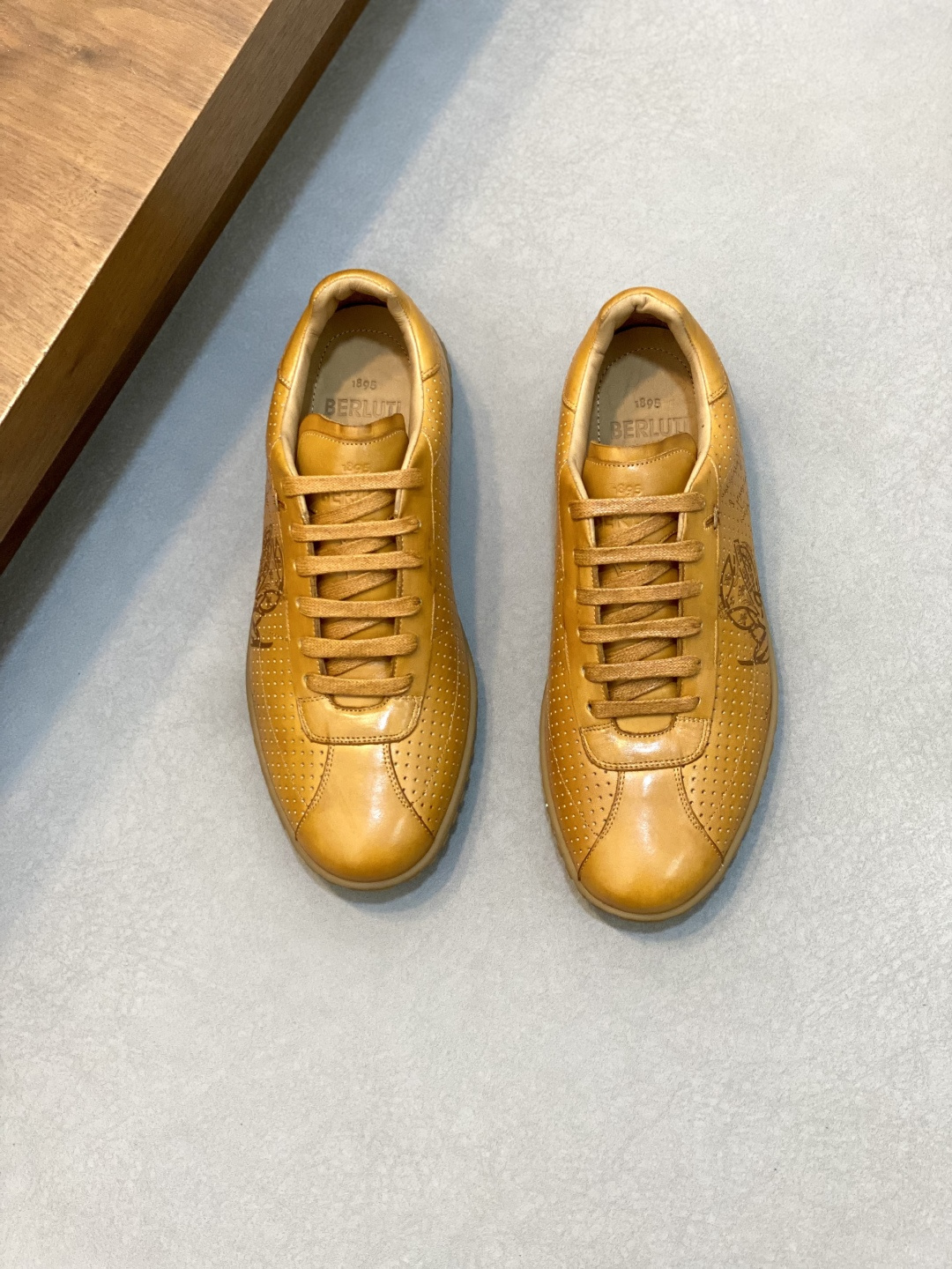 NO:341307,BER Bruti is upgraded with the most powerful hand-made colored sports shoes series, patina ancient dyeing technology, draws inspiration from craftsmen's handmade stone Taichung to create a new luster. The dyeing process is renewed and upgraded, integrating the classics with innovative ideas. Water-dyeing cowhide inner lining + tpu outsole Size: 38-45, (38 45 orders), Berluti, sneakers, cowhide19860909BER布鲁提 高版本升级,最强手工感擦色运动鞋系列,patina古法染色技艺,从匠人手作石台中汲取灵感创造出富有新意的光泽.染色工艺焕新升级,将经典传承出创新理念融为一体.水染牛皮内里+tpu大底Size:38-45,（38 45订）,Berluti 布鲁提,sneakers,cowhide,Men's shoes