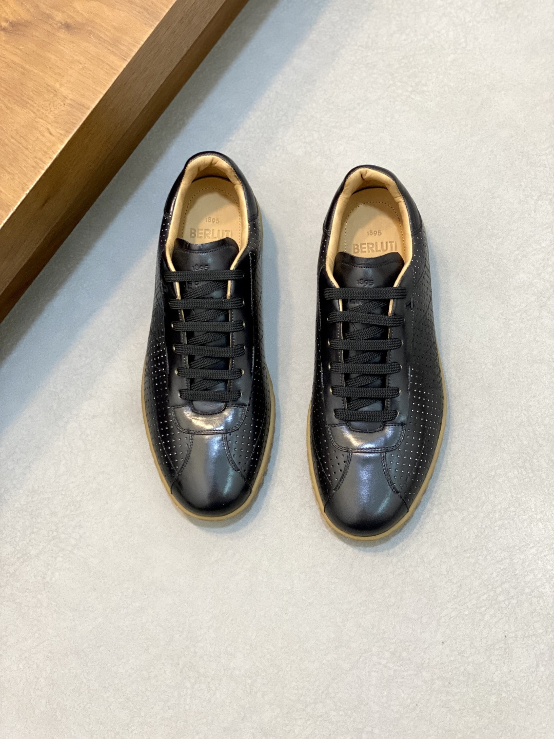 NO:341309,BER BER is upgraded with the most powerful hand-made colored sports shoes series, patina ancient dyeing technology, draws inspiration from craftsmen's handmade stone Taichung to create a new luster. The dyeing process is renewed and upgraded, integrating the classics with innovative ideas. Water-dyeing cowhide inner lining + tpu outsole Size: 38-45, (38 45 orders), Berluti, sneakers, cowhide19860909BER 布鲁提 高版本升级,最强手工感擦色运动鞋系列,patina古法染色技艺,从匠人手作石台中汲取灵感创造出富有新意的光泽.染色工艺焕新升级,将经典传承出创新理念融为一体.水染牛皮内里+tpu大底Size:38-45,（38 45订）,Berluti 布鲁提,sneakers,cowhide,Men's shoes