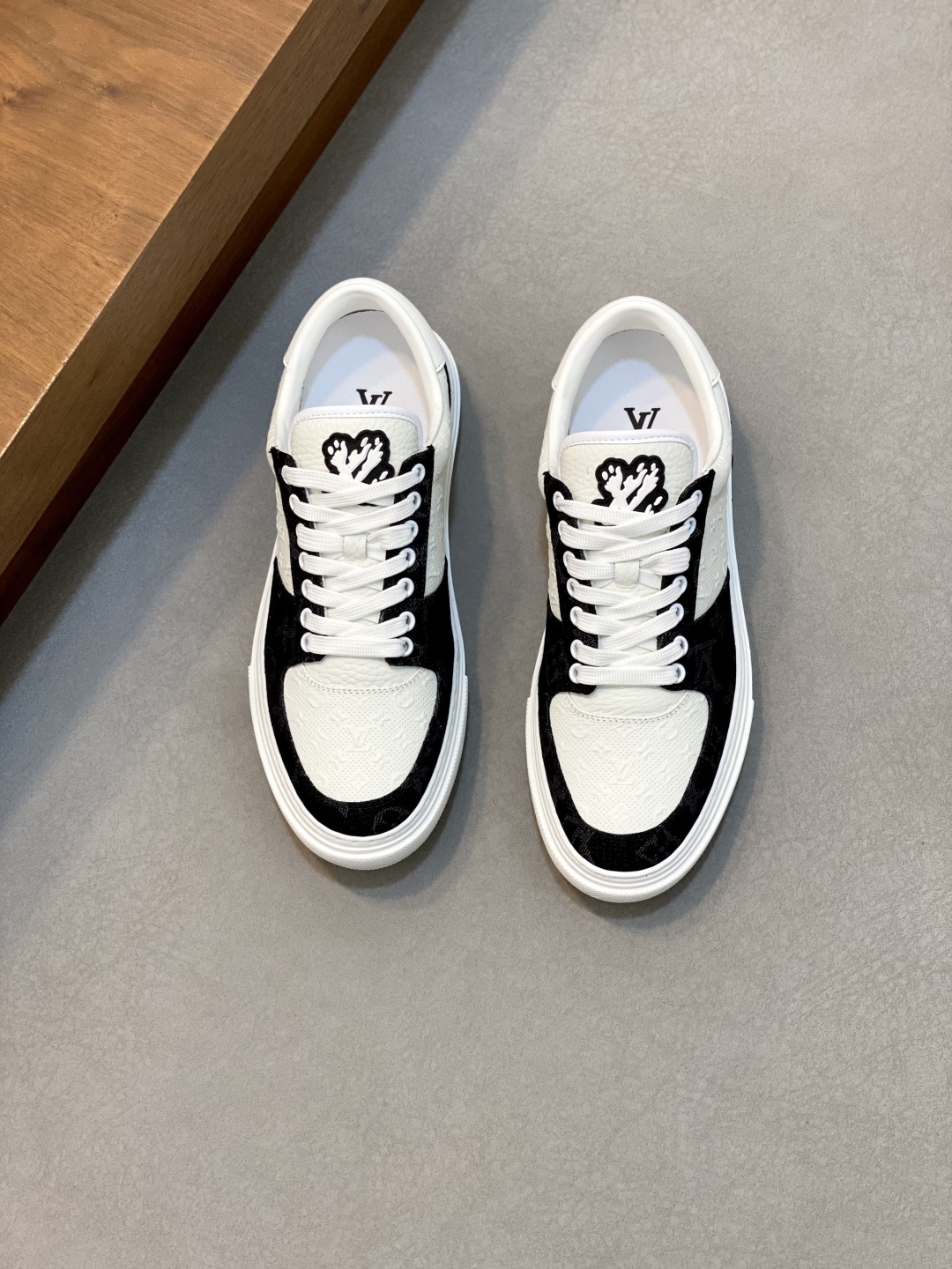 Louis Vuitton Baskets de sport montantes en cuir Monogram pour hommes