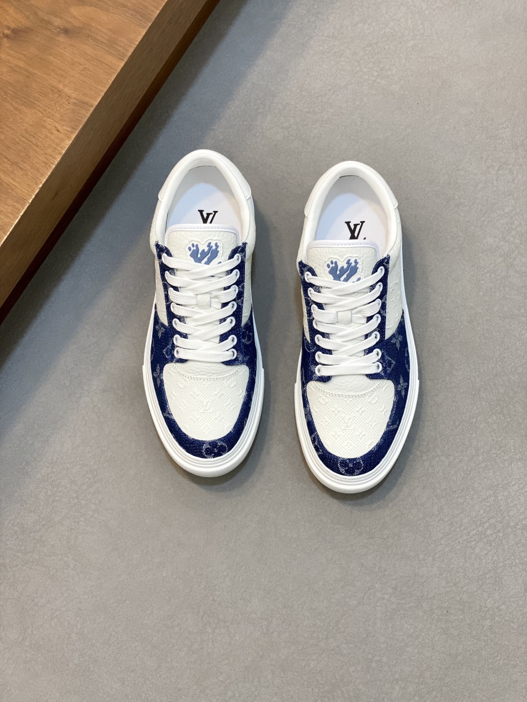 Louis Vuitton حذاء رياضي رجالي فاخر بنقشة Monogram