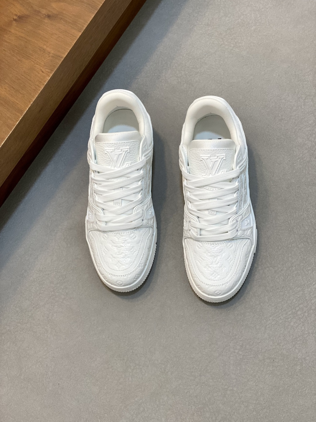 NO:340991,New LV TRAINER Men's Sports Shoes Ship This LV Trainer sneakers are embossed mini Monogram patterns in shiny lacquered cowhide leather, continuing Virgil Abloh's creative reshaping of retro basketball shoes with harmonious tones and classic configurations. The upper is integrated with contrasting rubber logos, rubber LV letters and Vuitton logos to establish recognition, and the technological outsole blooms Monogram flowers. The tongue and heel are decorated with rubber LV letters, and the outsole is decorated with Monogram flowers, a classic and complex upper, and fabric inner footbed, which continues the comfort experience of this series. It is equipped with a full set of packaging dust bags in the original box!  Size 39-40-41-42-43-44 Standard leather shoe size (38/45/46 can be customized and does not support return and exchange), Louis Vuitton, louis vuitton, louis vuitton, sneakers, cowhide19860909新款LV TRAINER 男士运动鞋出货 本款LV Trainer运动鞋为亮泽漆面牛皮革压印迷你Monogram图案,以和谐色调和经典构型延续Virgil Abloh对复古篮球鞋的创意重塑.鞋面融入撞色橡胶标识,橡胶 LV 字母和 Vuitton 标识树立辨识度,科技外底绽放 Monogram 花卉.鞋舌及后跟饰有橡胶 LV 字母,外底饰有 Monogram 花卉,经典繁复鞋面,织物内里垫脚,延续此系列舒适体验.配原盒全套包装防尘袋！ 码数39-40-41-42-43-44 标准皮鞋码（38/45/46可定做不支持退换货）,路易威登,louis vuitton,louis vuitton,sneakers,cowhide,Men's shoes