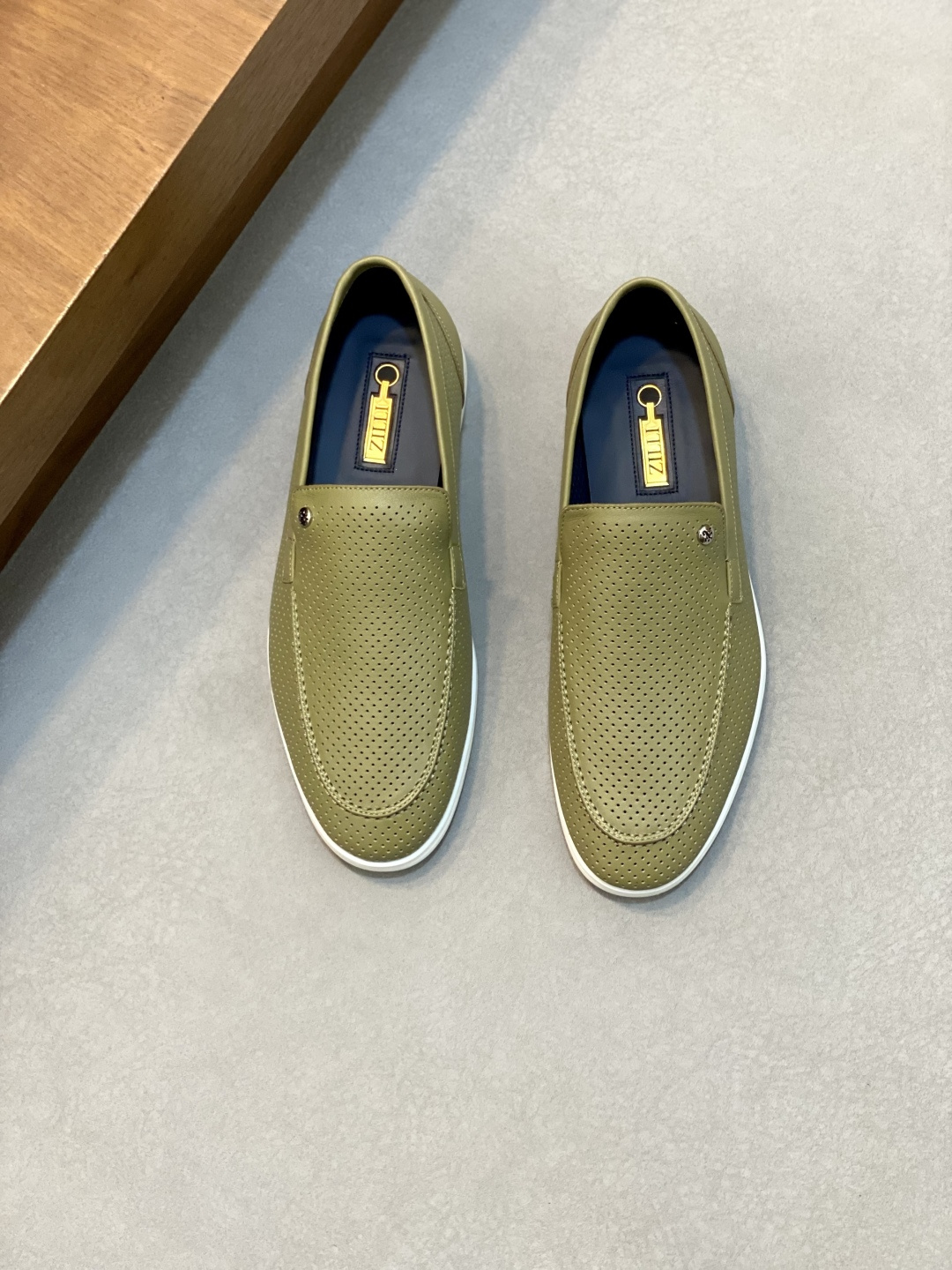 NO:341714,ZILLI French luxury men's shoes ZILLI is a simple style that suits you. It has both spirit and shape, and writes the charm of men. Between the edges and corners, the style is displayed, and high-quality calfskin is used, comfortable and soft. The body is hollowed out, so that the feet are always refreshing and breathable in summer. The insole is made of natural latex material, and the foot feels more comfortable. size39-44 (customized by 38.45.46), ZILLI, cowhide19860909ZILLI法国顶奢男鞋ZILLI目之所及简约风貌随心而行.神形兼备,谱写男士魅力.棱角之间,展述风格,选用优质小牛皮,舒适 柔软 鞋身镂空设计,夏季穿着时刻保持双脚清爽透气 鞋垫采用天然乳胶材质脚感更加舒适 size39-44（38.45.46定制）,ZILLI,cowhide,Men's shoes