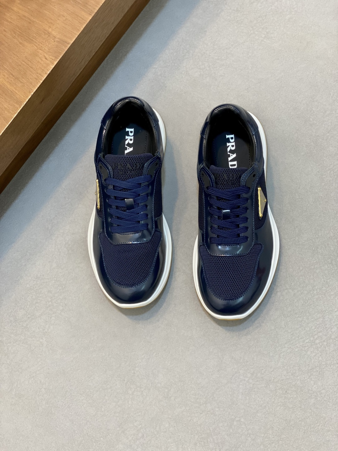 NO:620561,Prad*Prada's 2025 new men's high-end sports shoes, these sports shoes are fashionable and versatile, simple and modern, integrating sports style and exquisite details. Made of leather, with rubber soles, letter logo embossed on the tongue, and the iconic enameled triangular metal logo show a sense of elegance and sophistication. Size39-44 (customized for 38, 45), Prada, prada, prada, sneakers19860909Prad*普拉达2025新品男士高端运动鞋,这款运动鞋时尚百搭,简洁现代,融合运动风格和精致细节.选用皮革材质打造,搭配橡胶鞋底,鞋舌压印字母徽标,标志性的涂珐琅三角形金属徽标尽显高雅考究之感. Size39-44（38、45订做）,普拉达,prada,prada,sneakers,Men's shoes