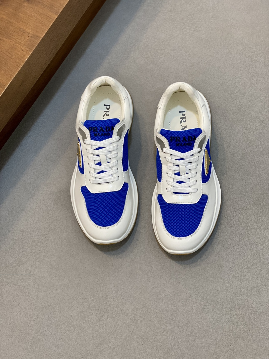 NO:350063,Prad* 2025 new high-end men's sneakers, this sneaker is fashionable and versatile, simple and modern, combining sports style and exquisite details. It is made of leather, matched with rubber soles, imprinted letter logo on the tongue, and the iconic enameled triangle metal logo showing the elegant and exquisite feeling. Size39-44 (custom made in 38 and 45),,prada,prada,sneakers19860909Prad*普拉达2025新品男士高端运动鞋,这款运动鞋时尚百搭,简洁现代,融合运动风格和精致细节.选用皮革材质打造,搭配橡胶鞋底,鞋舌压印字母徽标,标志性的涂珐琅三角形金属徽标尽显高雅考究之感. Size39-44（38、45订做）,,prada,prada,sneakers,Men's shoes