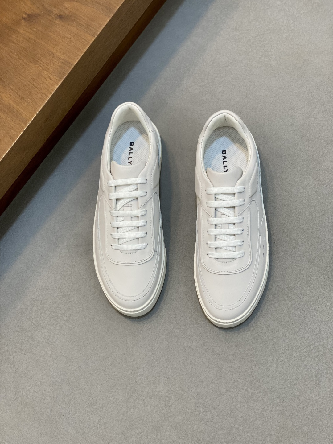 NO:341282,Bally's new Manto Runner calfskin sneakers Full Lapa calfskin upper and hidden eyelets with woven round laces, Strobel needle construction Round rivet rubber non-slip sole design!  Counter quality Size 39-40-41-42-43-44 Standard leather shoe size, Bally casual shoes, ballly, sneakers, cowhide19860909Bally新款 Manto Runner小牛皮运动鞋 全拉帕小牛皮鞋面和隐藏式鞋眼 配有编织圆形鞋带, 斯特罗贝尔针结构 圆形铆钉橡胶防滑鞋底设计！专柜品质 尺码39-40-41-42-43-44标准皮鞋码,巴利 休闲鞋,bally,sneakers,cowhide,Men's shoes