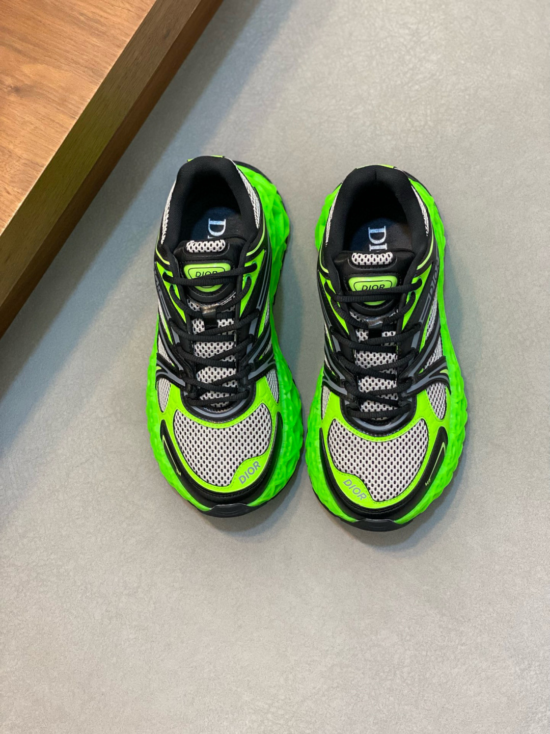 NO:341867,Dior/DIOR B35 NXT ss new sports shoes are shipped first on the official website. Another new series of sports shoes in the DIOR brand has ushered in the first place. The new sports shoes of B35 NXT designed by brand shoe designer Thibo adopts 3D printing technology to make a hollow sole. The body part is a dad shoe style mesh splicing, bright and dark colors smooth line layout that is very consistent with the current aesthetics. The retro millennial sense and modern technology are integrated into one, creating different styles and shapes, and a new shoe work that combines cutting-edge technology and retro aesthetics. The tongue is decorated with the DIOR brand logo logo on many sides, paired with 3D printed hollow rubber sole, with a thickness of 4.5cm, and the inner logo of the fabric, which is comfortable and breathable on the feet, and is fashionable and versatile. It is equipped with a full set of original packaging!  Size 38-39-40-41-42-43-44-45-46 (38, 45, 46) Standard leather shoes size, Dior casual shoes, dior, dior, sneakers19860909迪奥/DIOR B35 NXT ss新款运动鞋抢先官网出货 DIOR品牌又一新系列运动鞋款迎来了率先曝光.品牌鞋履设计师 Thibo 设计的B35 NXT 的新款运动鞋,采用了 3D 打印技术制成镂空式鞋底,鞋身部分则是十分契合当下审美的老爹鞋样式网面拼接与亮色系、暗色系流畅线条布局,将复古千禧感与现代科技感浑然融为一体,打造不同风格造型,将前沿科技与复古审美相结合的鞋履新作,鞋舌多处饰有DIOR品牌logo徽标,搭配3D打印镂空式橡胶鞋底,厚度4.5cm,织物内里徽标垫脚,上脚舒适透气,时尚百搭.配全套原包装！ 尺码38-39-40-41-42-43-44-45-46（38、45、46）标准皮鞋尺码,Dior休闲鞋,dior,dior,sneakers,Men's shoes