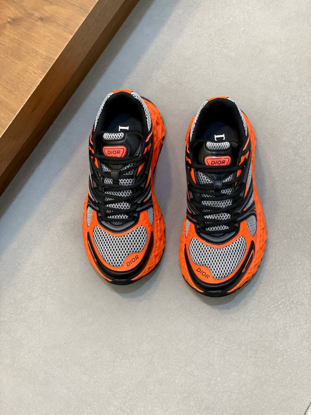 NO:347420,Dior/DIOR B35 NXT 2025ss new sports shoes are shipped first on the official website. Another new series of sports shoes in the DIOR brand has ushered in the first place. The new sports shoes of B35 NXT designed by brand shoe designer Thibo uses 3D printing technology to make a hollow sole. The body part is a dad shoe style mesh splicing, bright and dark colors smooth line layout that is very consistent with the current aesthetics. The retro millennial sense and modern technology sense are integrated into one, creating different styles and shapes, and a new shoe work that combines cutting-edge technology and retro aesthetics. The tongue is decorated with the DIOR brand logo logo on many sides, paired with 3D printed hollow rubber sole, with a thickness of 4.5cm, and the inner logo of the fabric, which is comfortable and breathable on the feet, and is fashionable and versatile. It is equipped with a full set of original packaging!  Size 38-39-40-41-42-43-44-45-46 (38, 45, 46) Standard leather shoe size, dior, dior, sneakers19860909迪奥/DIOR B35 NXT 2025ss新款运动鞋抢先官网出货 DIOR品牌又一新系列运动鞋款迎来了率先曝光.品牌鞋履设计师 Thibo 设计的B35 NXT 的新款运动鞋,采用了 3D 打印技术制成镂空式鞋底,鞋身部分则是十分契合当下审美的老爹鞋样式网面拼接与亮色系、暗色系流畅线条布局,将复古千禧感与现代科技感浑然融为一体,打造不同风格造型,将前沿科技与复古审美相结合的鞋履新作,鞋舌多处饰有DIOR品牌logo徽标,搭配3D打印镂空式橡胶鞋底,厚度4.5cm,织物内里徽标垫脚,上脚舒适透气,时尚百搭.配全套原包装！ 尺码38-39-40-41-42-43-44-45-46（38、45、46）标准皮鞋尺码,,dior,dior,sneakers,Men's shoes